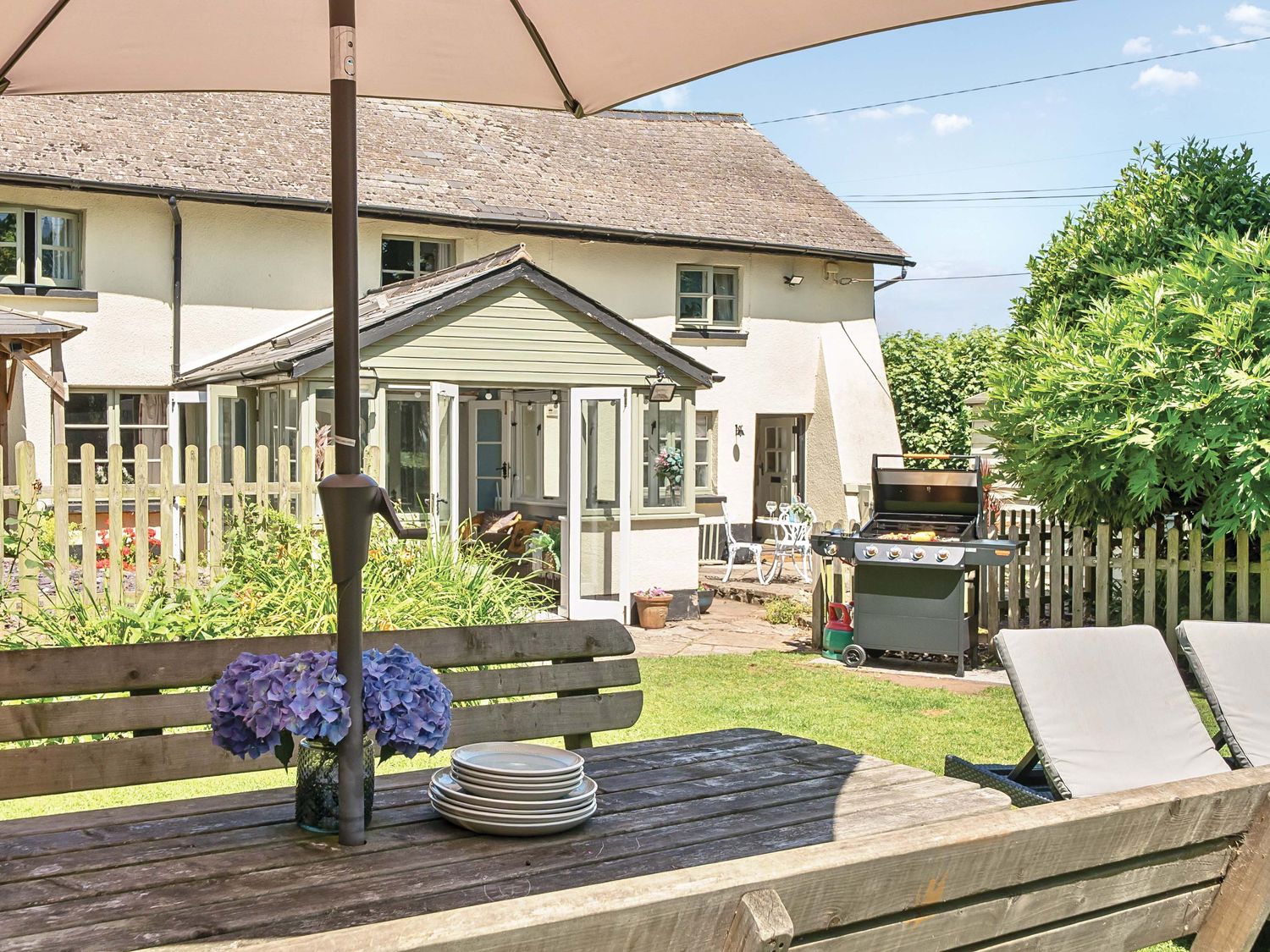2 Pigsfoot Cottages, Ash Thomas near Halberton, Devon. Hot tub. Off-road parking. Pet-friendly. WiFi