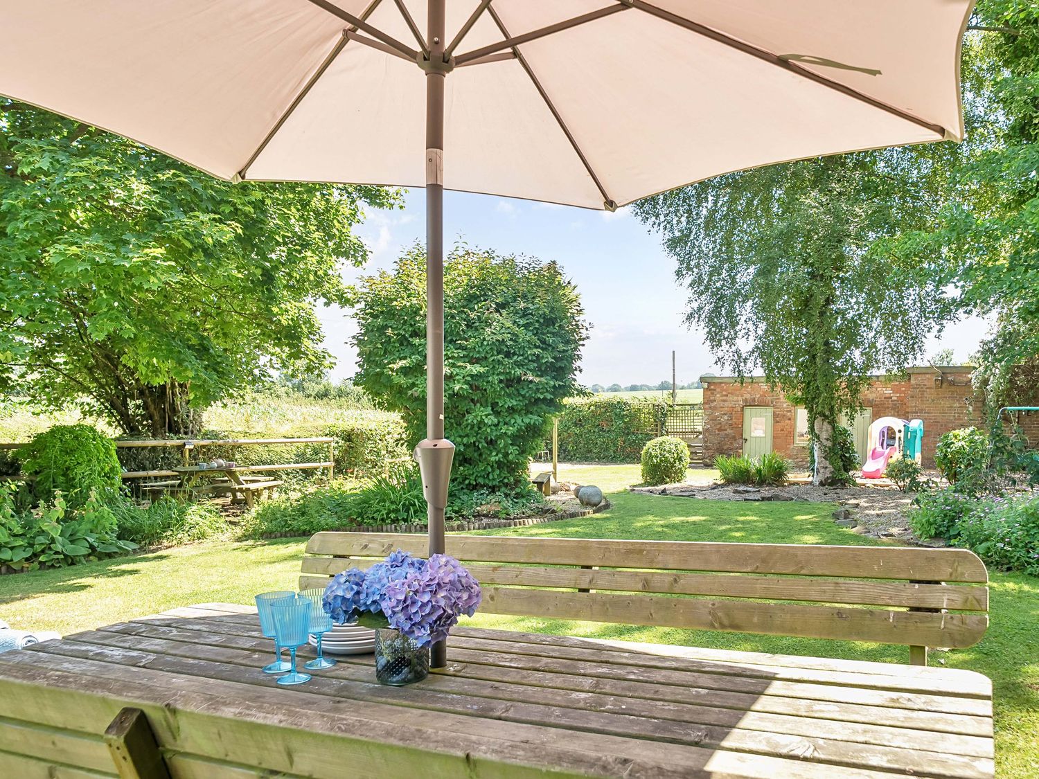 2 Pigsfoot Cottages, Ash Thomas near Halberton, Devon. Hot tub. Off-road parking. Pet-friendly. WiFi