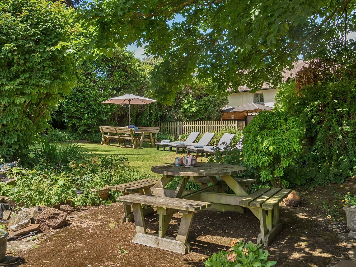 2 Pigsfoot Cottages, Ash Thomas near Halberton, Devon. Hot tub. Off-road parking. Pet-friendly. WiFi