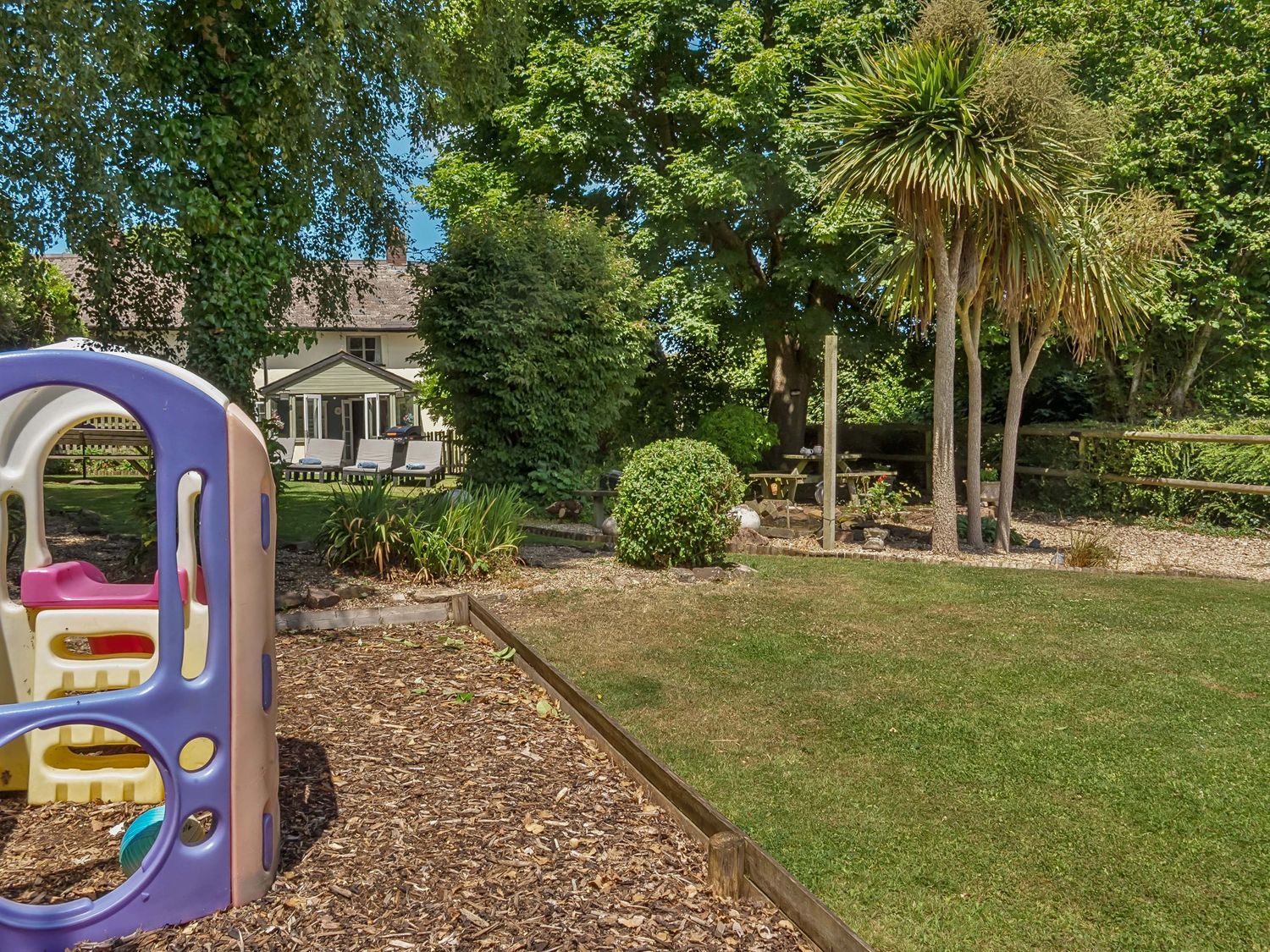 2 Pigsfoot Cottages, Ash Thomas near Halberton, Devon. Hot tub. Off-road parking. Pet-friendly. WiFi