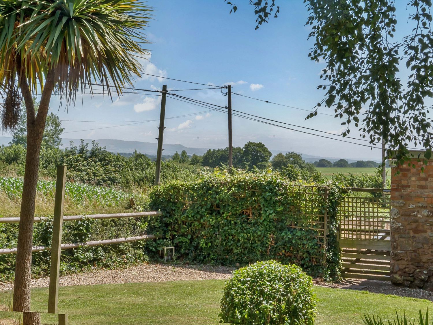 2 Pigsfoot Cottages, Ash Thomas near Halberton, Devon. Hot tub. Off-road parking. Pet-friendly. WiFi