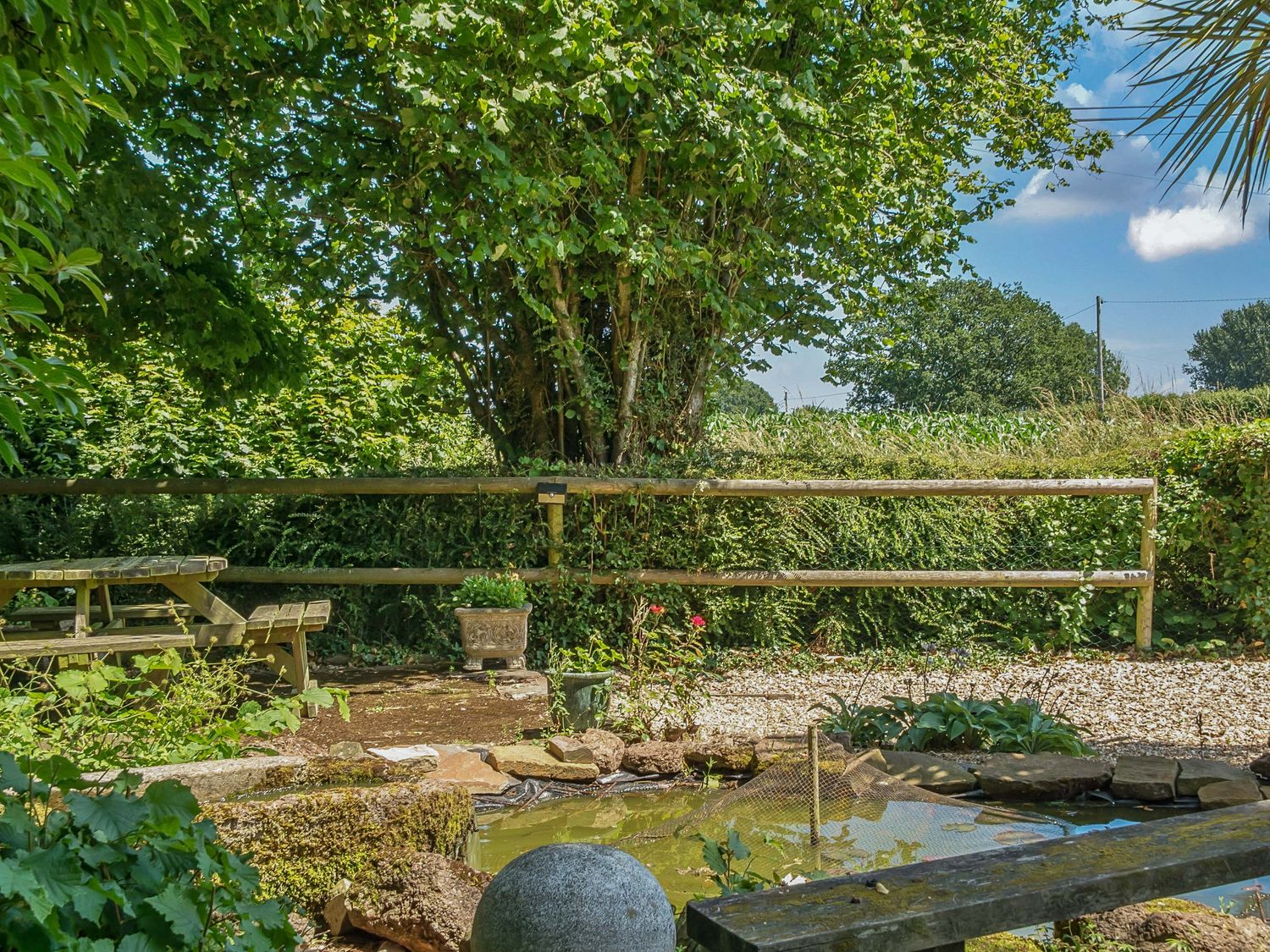 2 Pigsfoot Cottages, Ash Thomas near Halberton, Devon. Hot tub. Off-road parking. Pet-friendly. WiFi