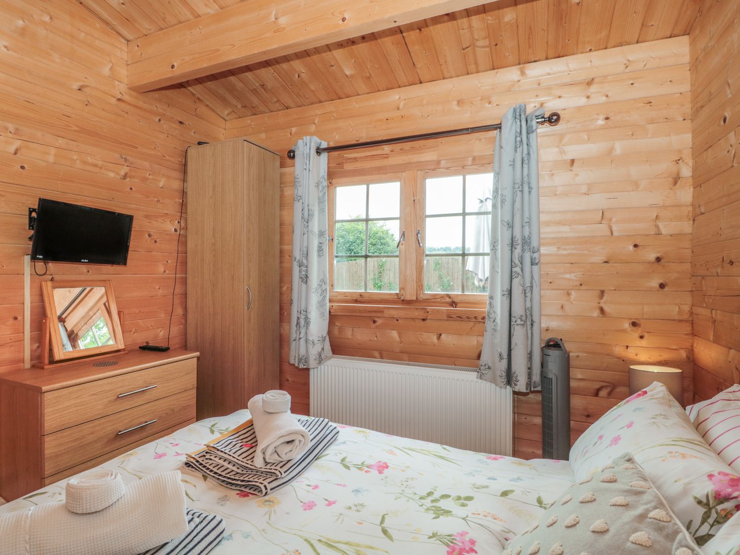 Pigsfoot Lodge, Ash Thomas near Halberton, Devon. Hot tub. Garden. Off-road parking. TV. WiFi. Pets.