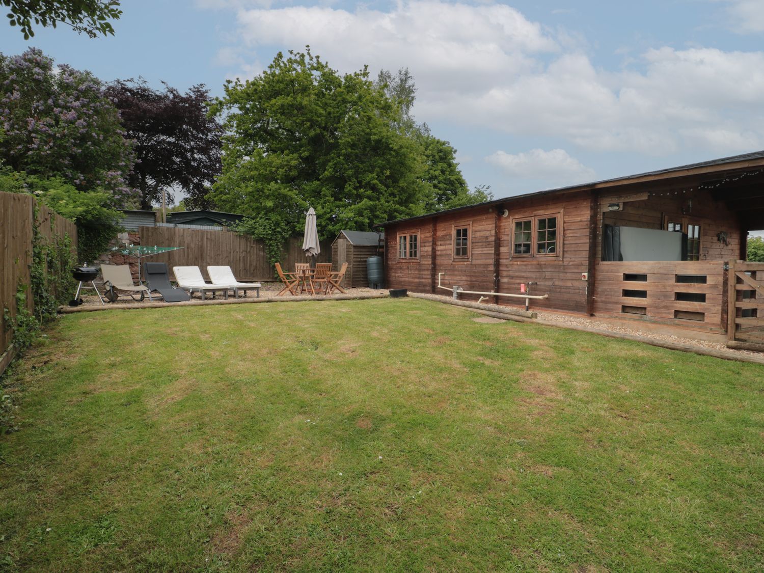 Pigsfoot Lodge, Ash Thomas near Halberton, Devon. Hot tub. Garden. Off-road parking. TV. WiFi. Pets.