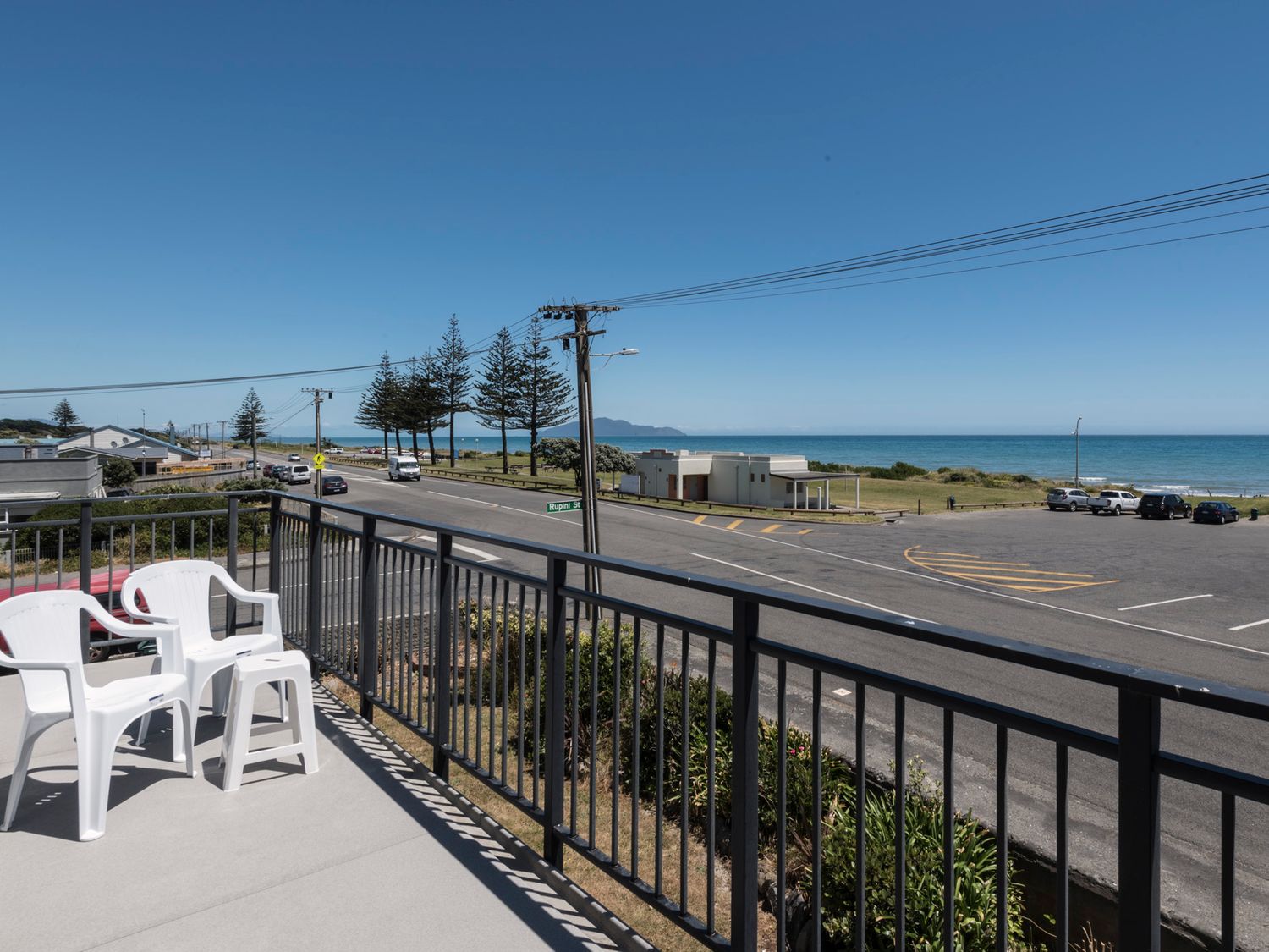 Alpha - Otaki Beach Holiday Home                     photo 2