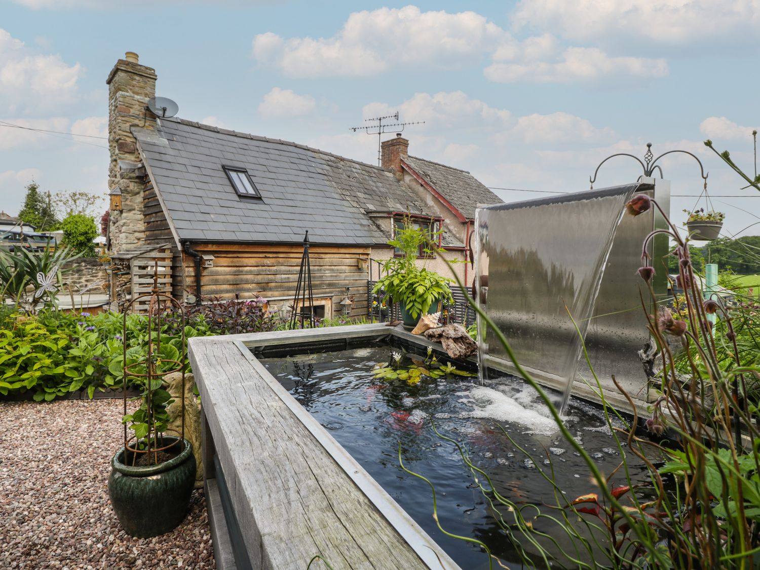 Horders Cottage, Hay-On-Wye, Hereford. Near shop, pub, and river. In a National Park. Character. TV.