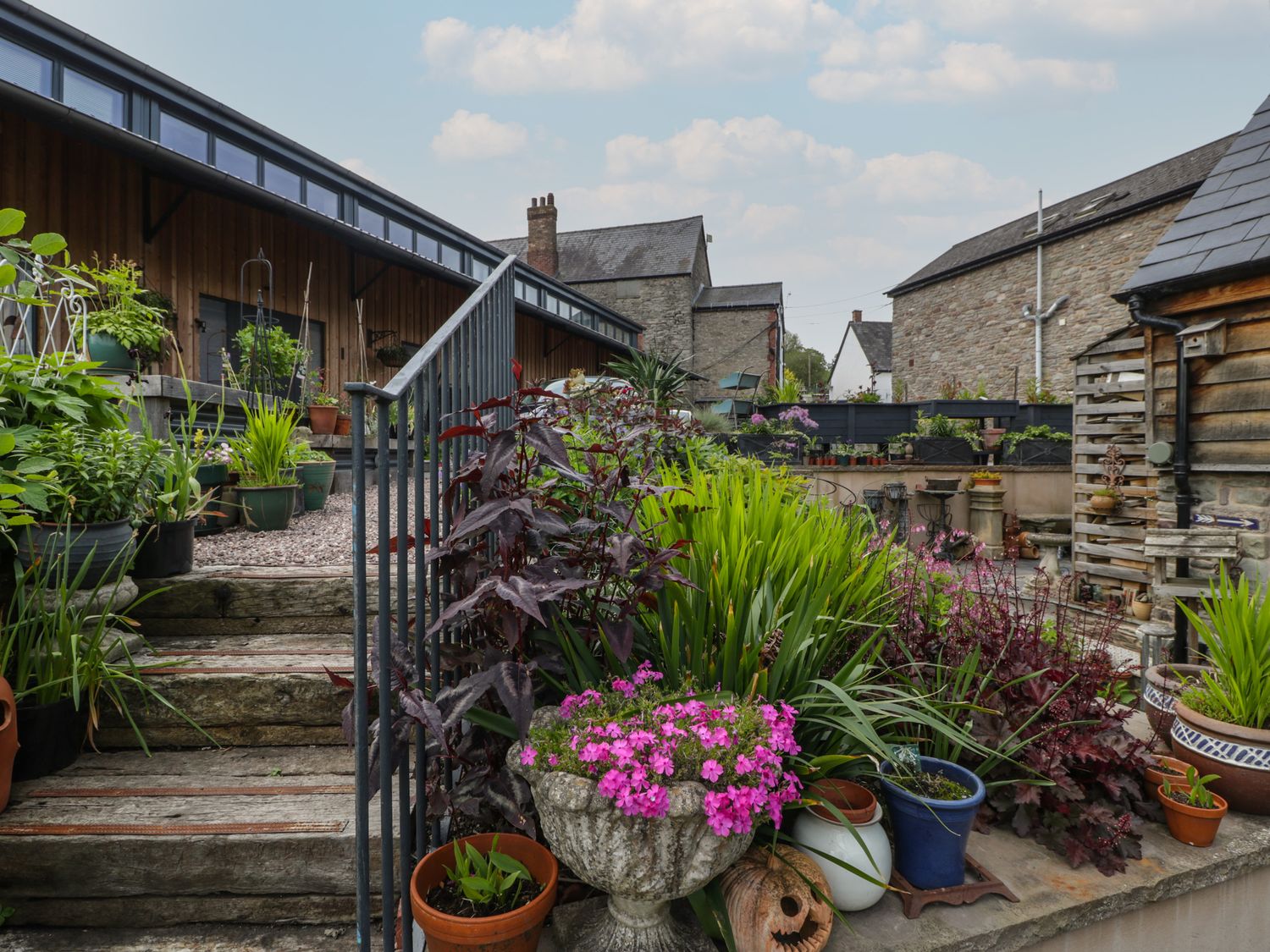 Horders Cottage, Hay-On-Wye, Hereford. Near shop, pub, and river. In a National Park. Character. TV.