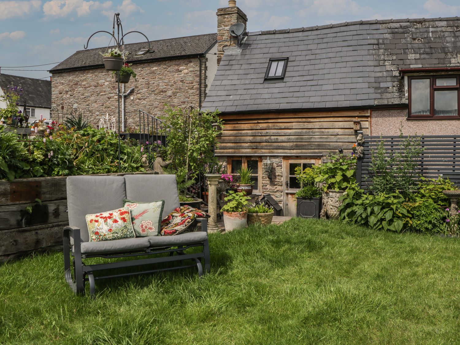 Horders Cottage, Hay-On-Wye, Hereford. Near shop, pub, and river. In a National Park. Character. TV.