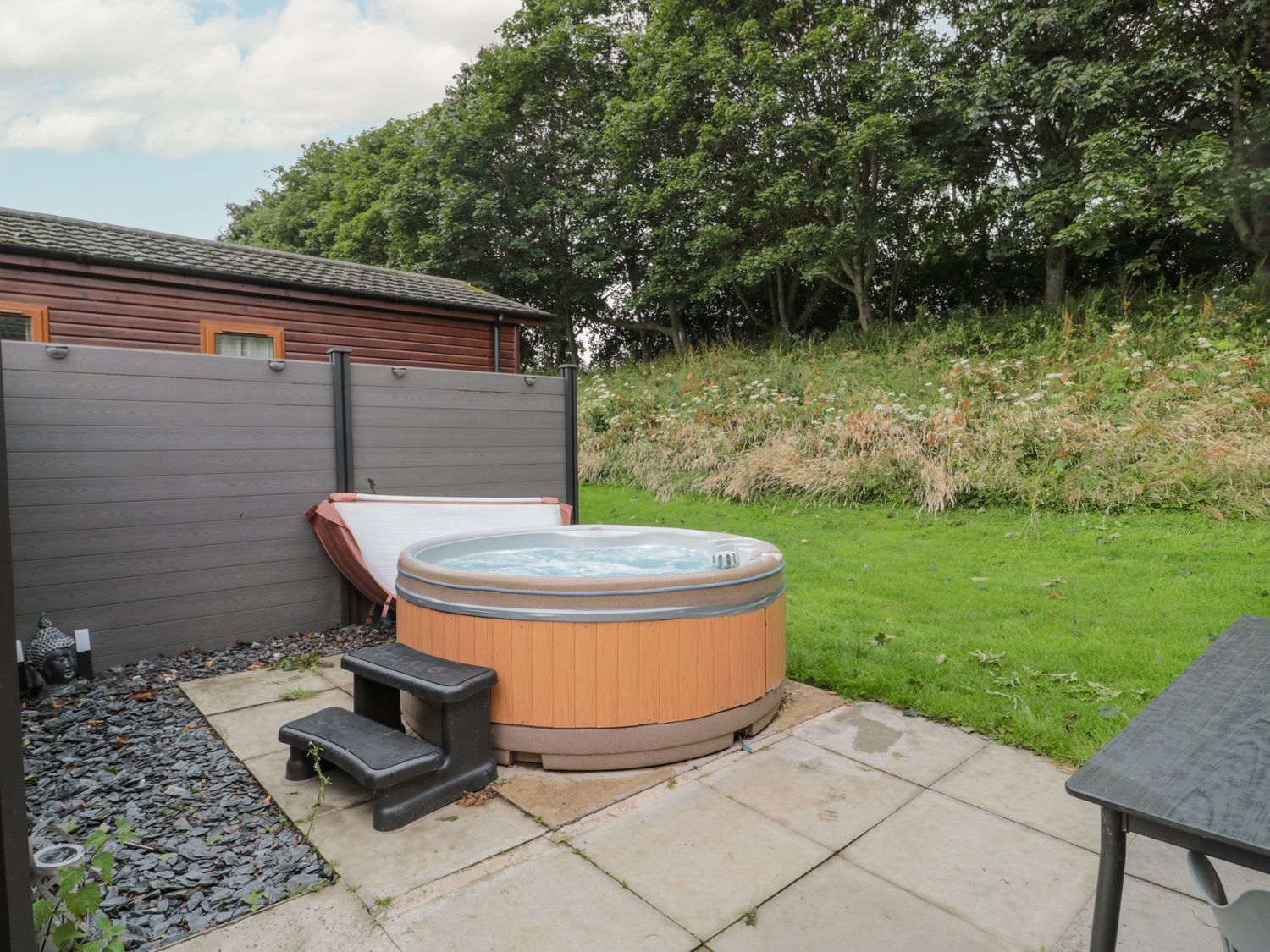 Aspen Lodge Felton, Morpeth, Northumberland. Off-road parking. Smart TV. Hot tub. Close to amenities