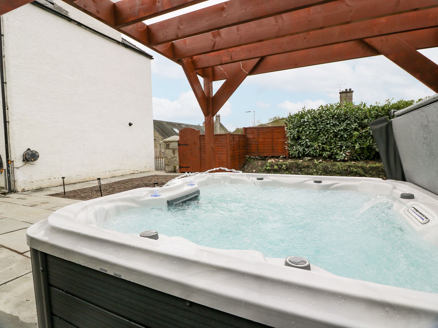 Fleetbank in Gatehouse of Fleet, Dumfries and Galloway. Four-bedroom home with hot tub. Contemporary