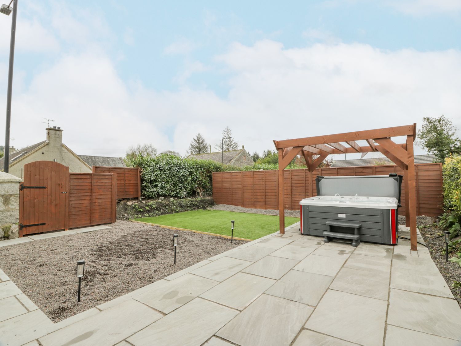 Fleetbank in Gatehouse of Fleet, Dumfries and Galloway. Four-bedroom home with hot tub. Contemporary