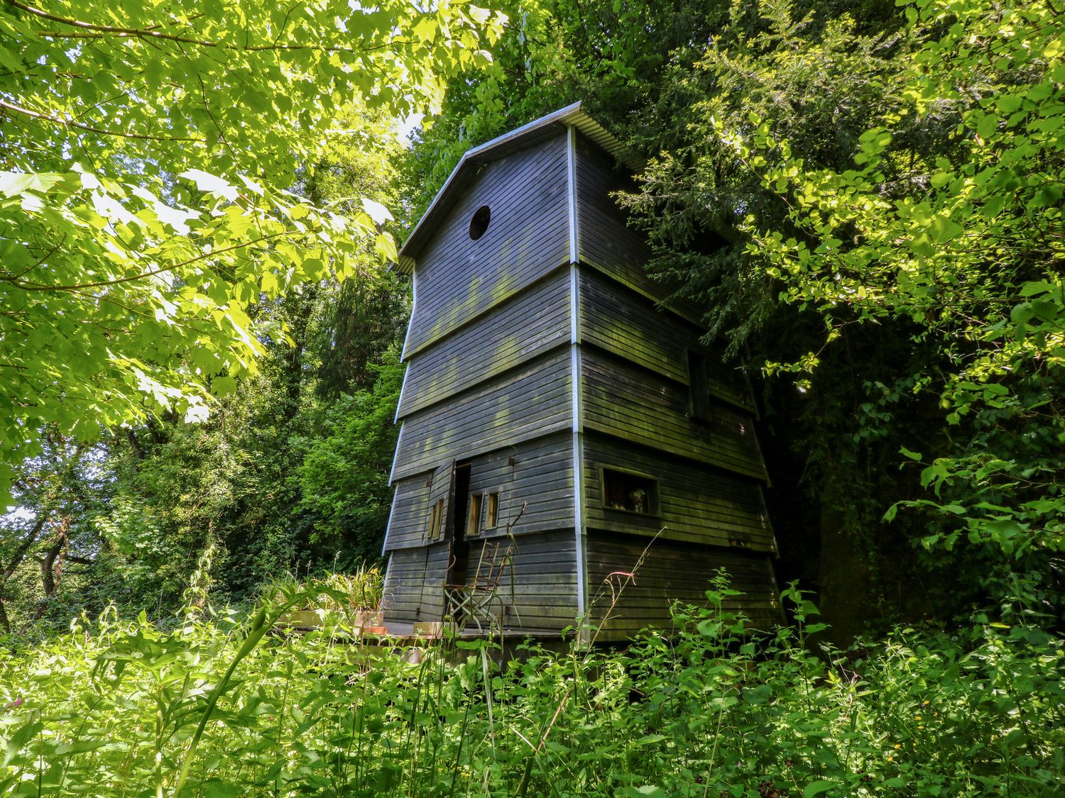 Humble Bee, Okehampton, Devon. Romantic dwelling. Decking. Shared hot tub. Over three floors. Unique