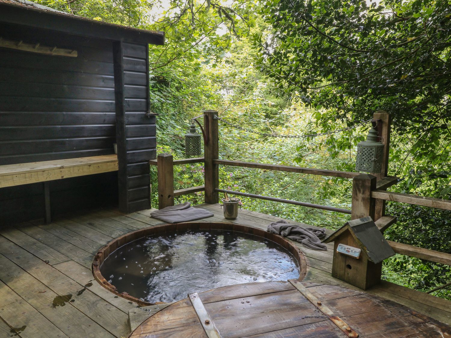 The Bird Box, Okehampton, Devon. One bedroom. Romantic dwelling. Woodland setting. Communal hot tub.