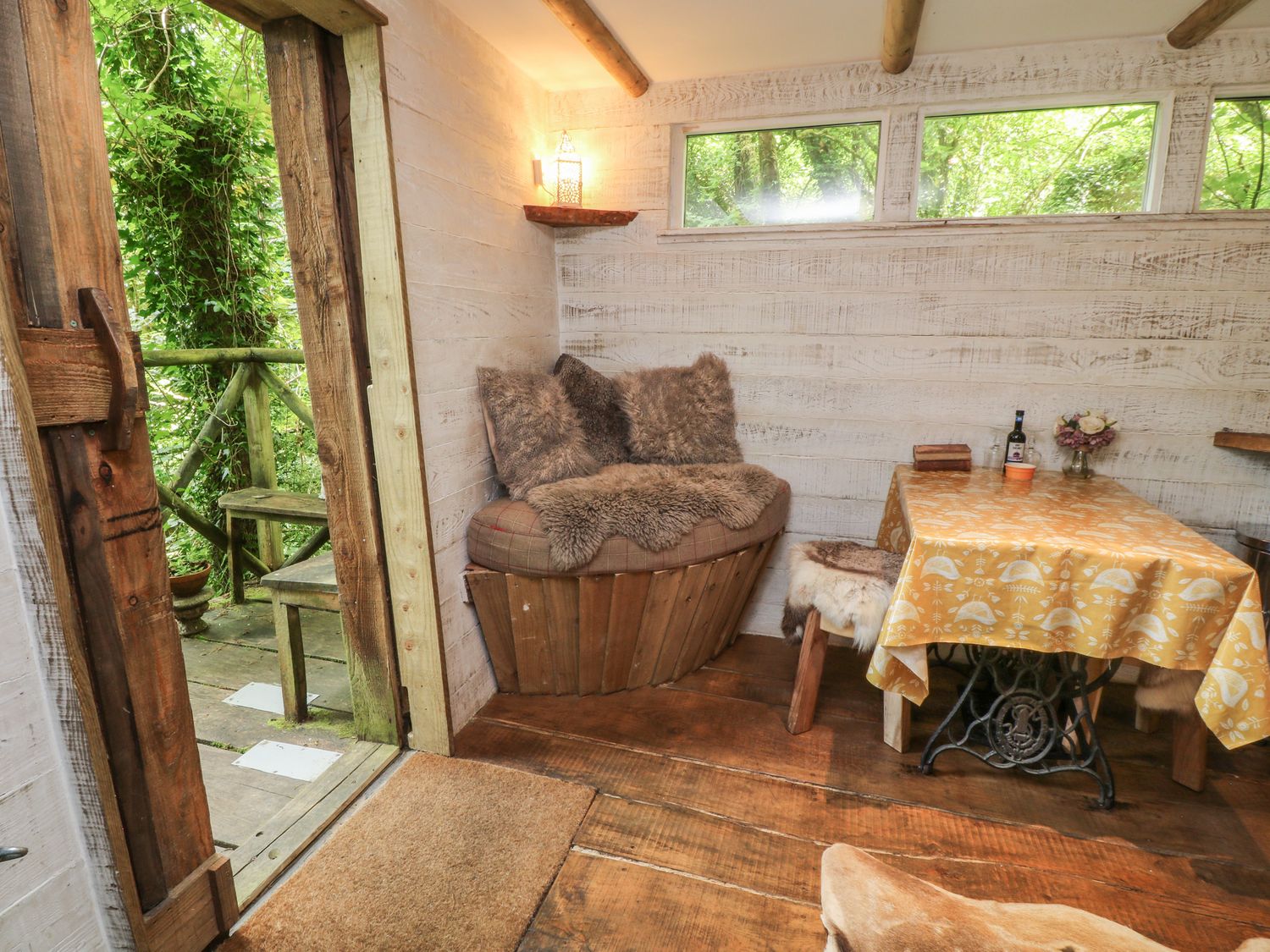 The Bird Box, Okehampton, Devon. One bedroom. Romantic dwelling. Woodland setting. Communal hot tub.