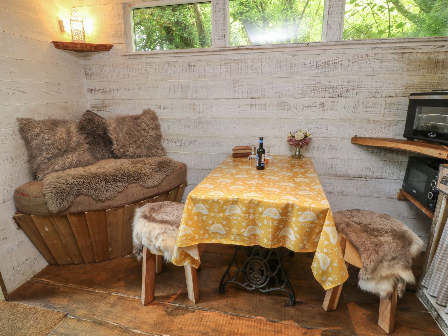 The Bird Box, Okehampton, Devon. One bedroom. Romantic dwelling. Woodland setting. Communal hot tub.