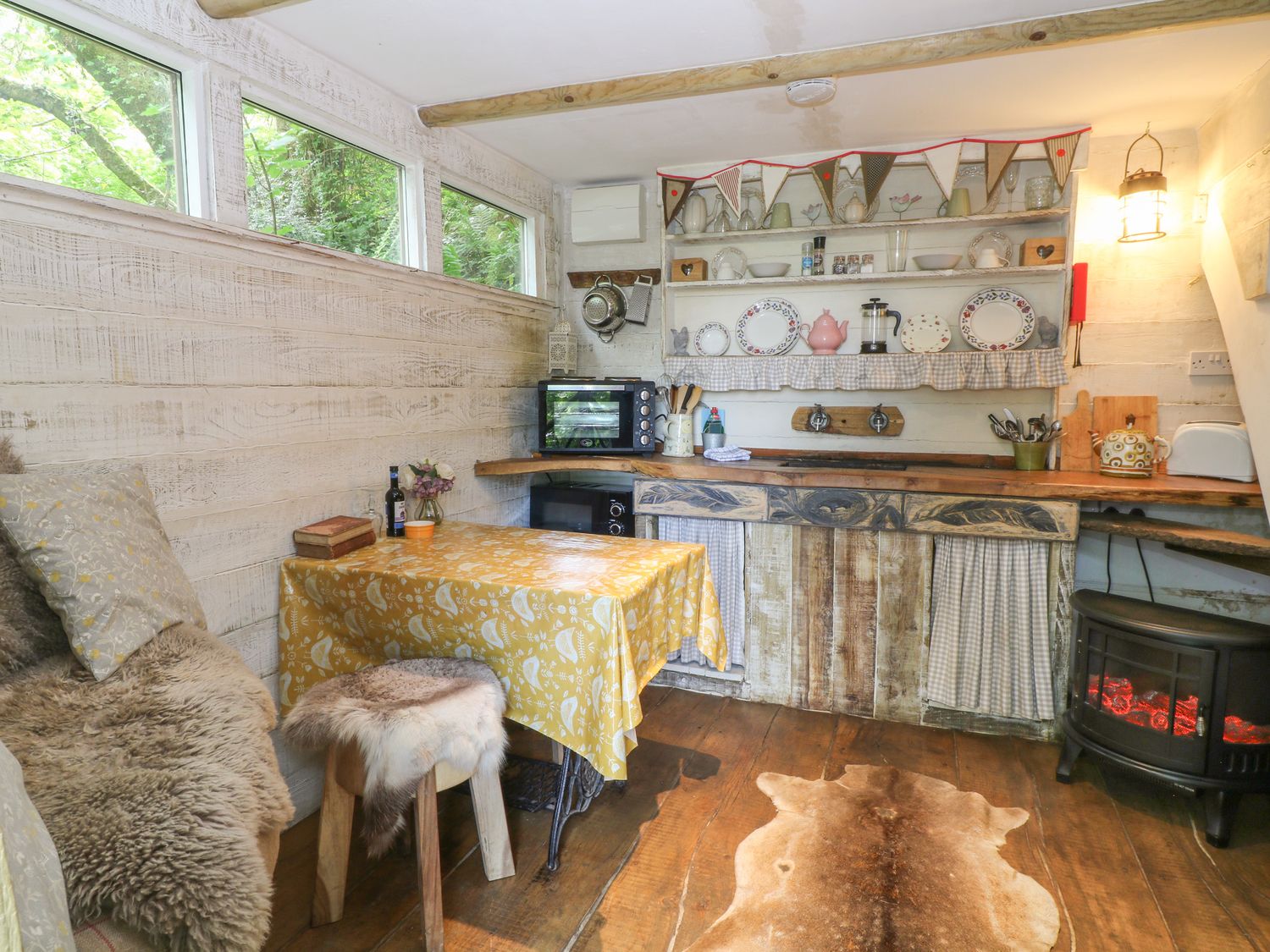 The Bird Box, Okehampton, Devon. One bedroom. Romantic dwelling. Woodland setting. Communal hot tub.