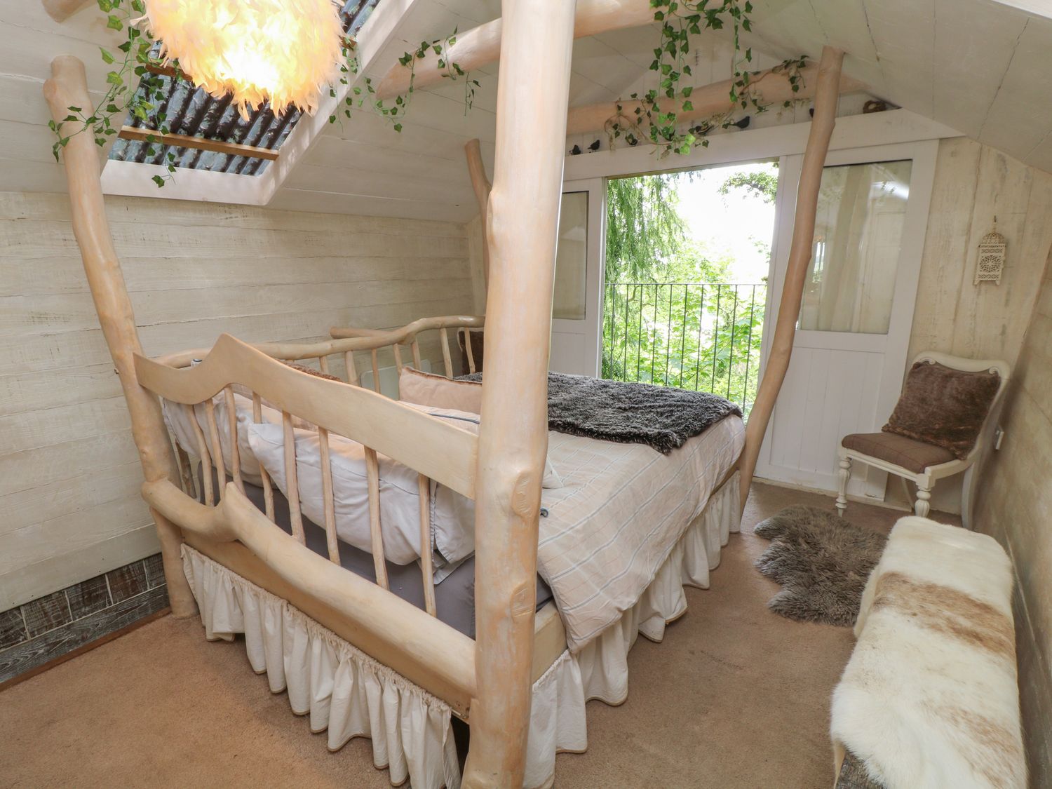 The Bird Box, Okehampton, Devon. One bedroom. Romantic dwelling. Woodland setting. Communal hot tub.