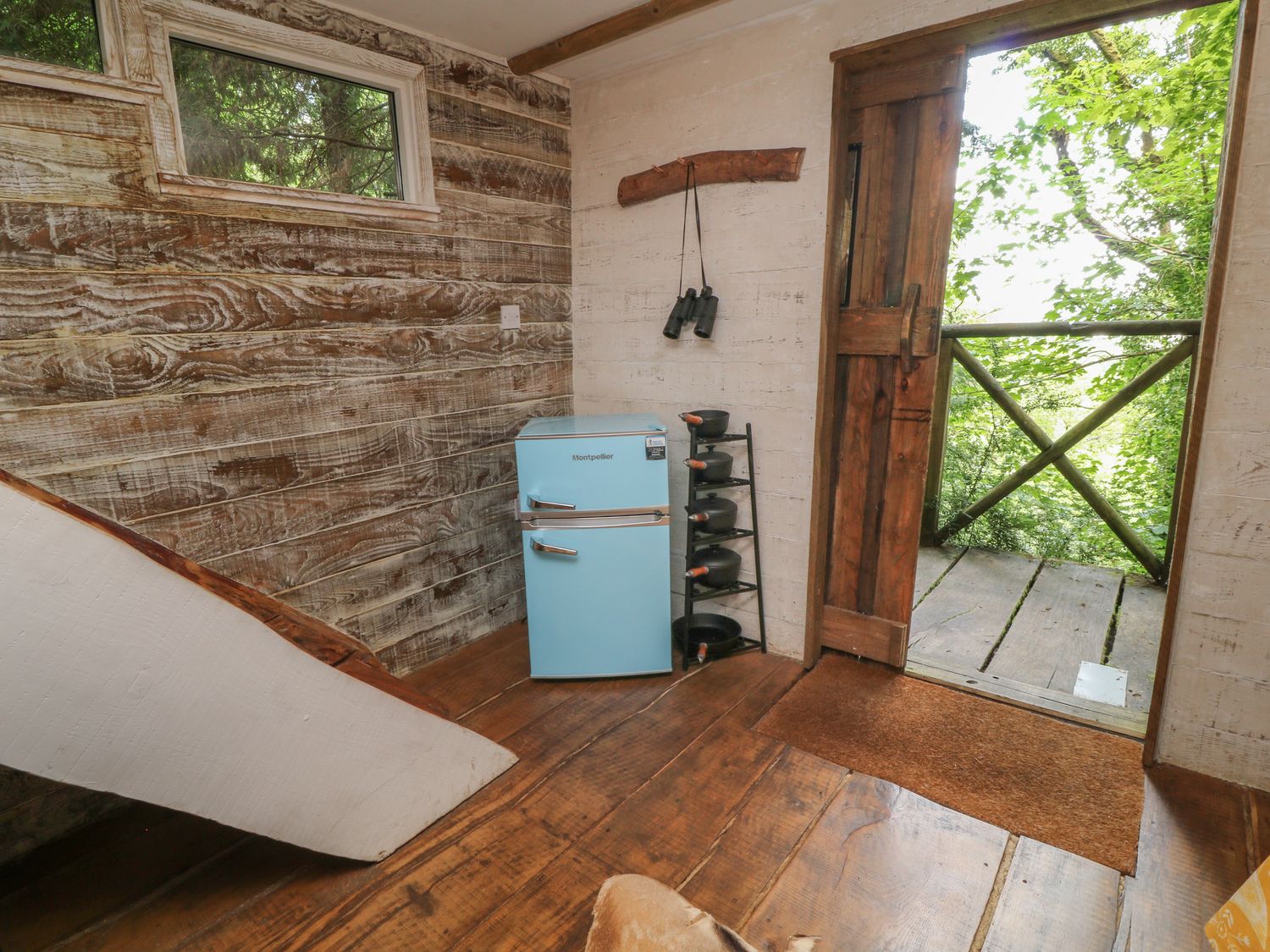 The Bird Box, Okehampton, Devon. One bedroom. Romantic dwelling. Woodland setting. Communal hot tub.