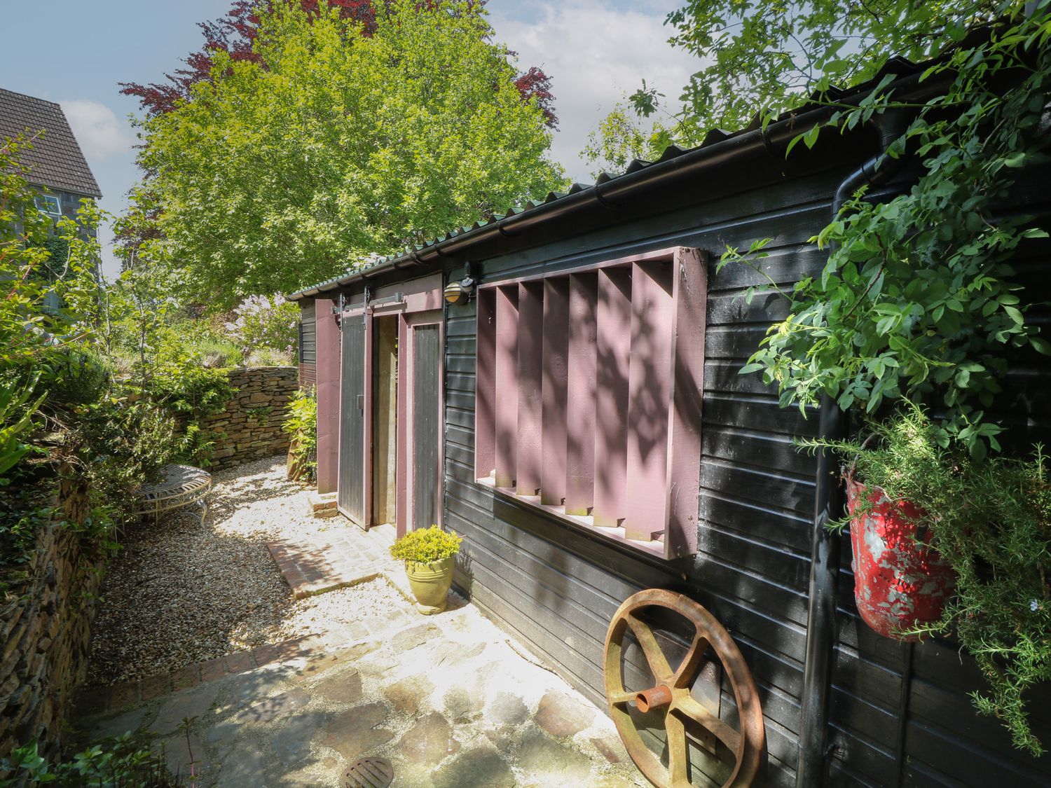 Potting Shed, Okehampton, Devon. One bedroom. Perfect for couples. Woodland setting. Shared hot tub.