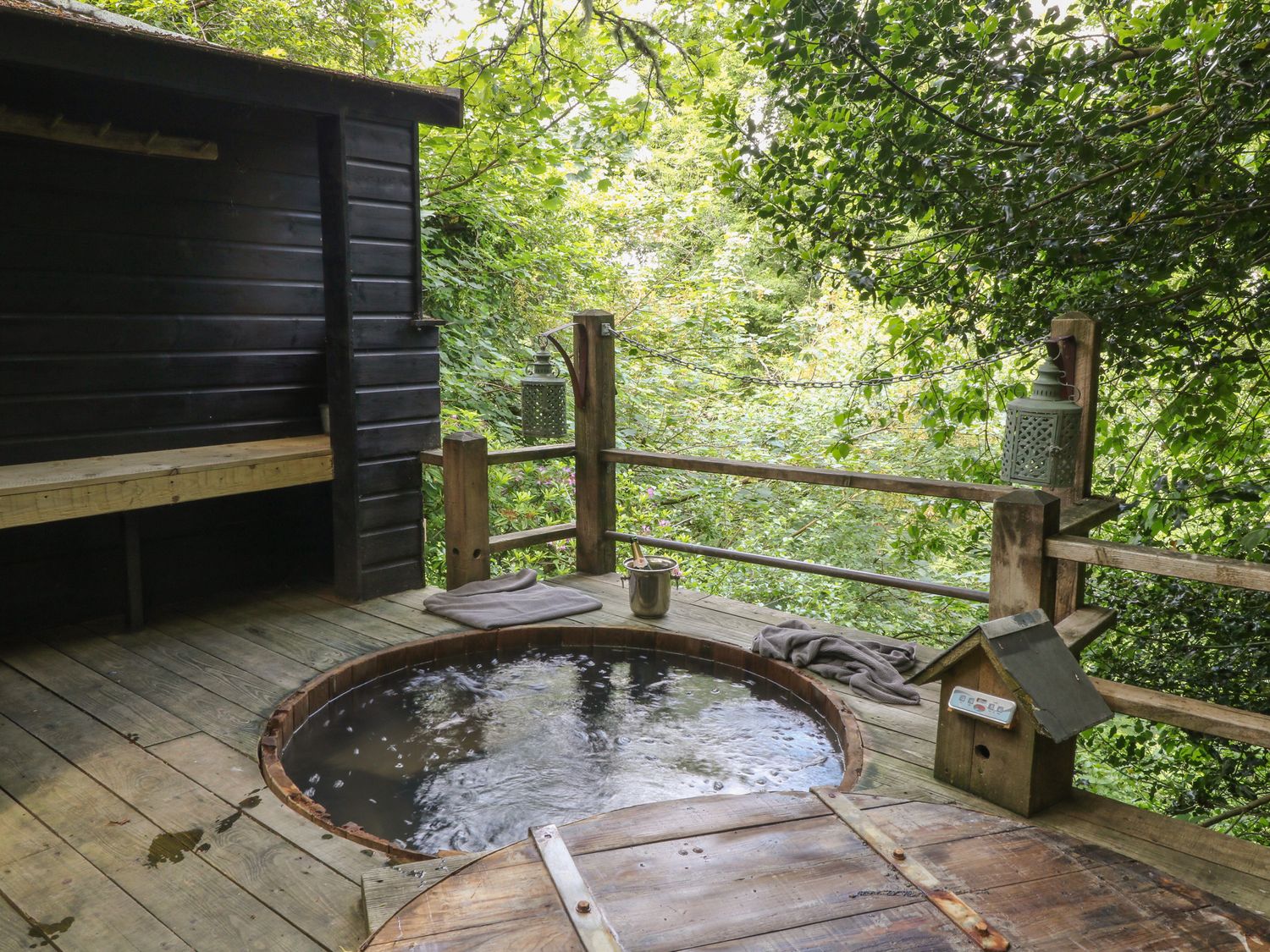 Potting Shed, Okehampton, Devon. One bedroom. Perfect for couples. Woodland setting. Shared hot tub.