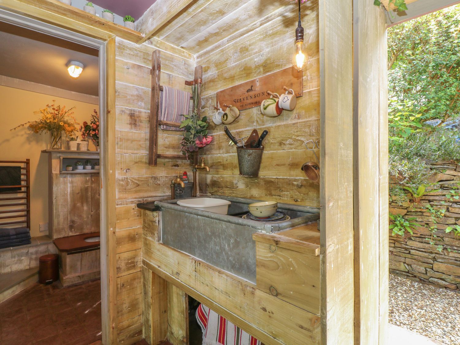 Potting Shed, Okehampton, Devon. One bedroom. Perfect for couples. Woodland setting. Shared hot tub.