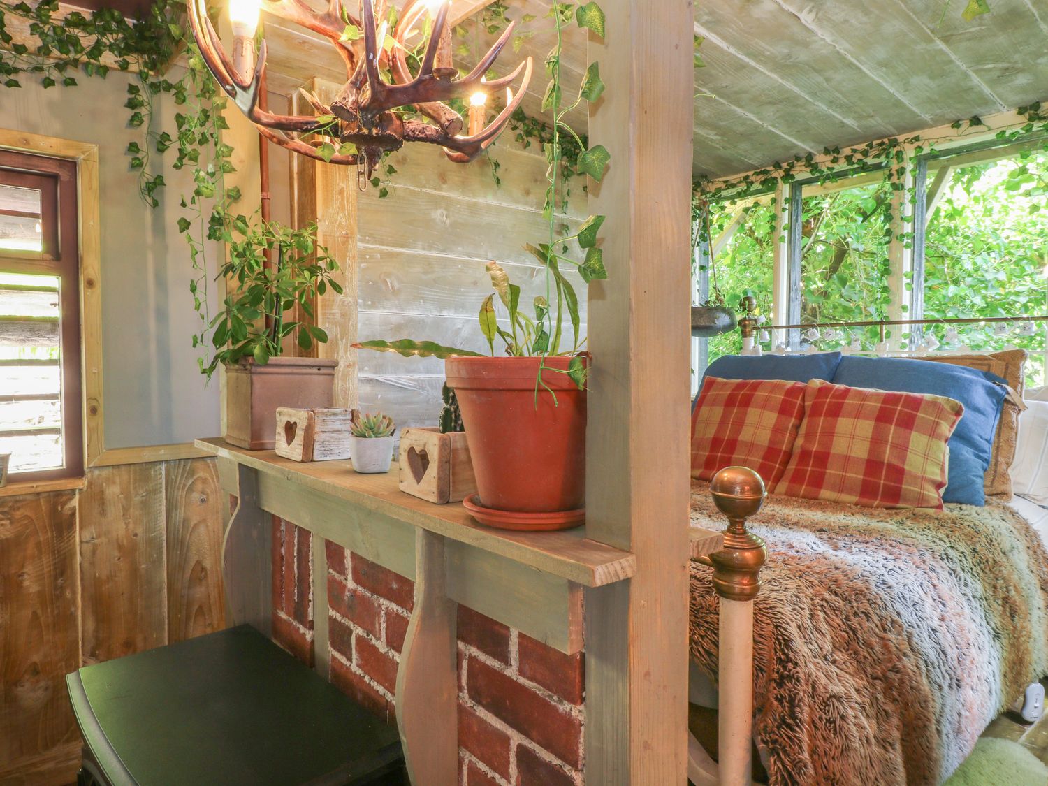 Potting Shed, Okehampton, Devon. One bedroom. Perfect for couples. Woodland setting. Shared hot tub.