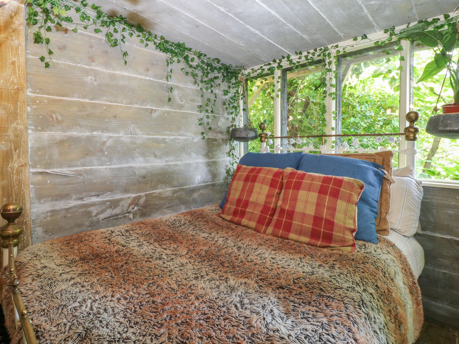 Potting Shed, Okehampton, Devon. One bedroom. Perfect for couples. Woodland setting. Shared hot tub.