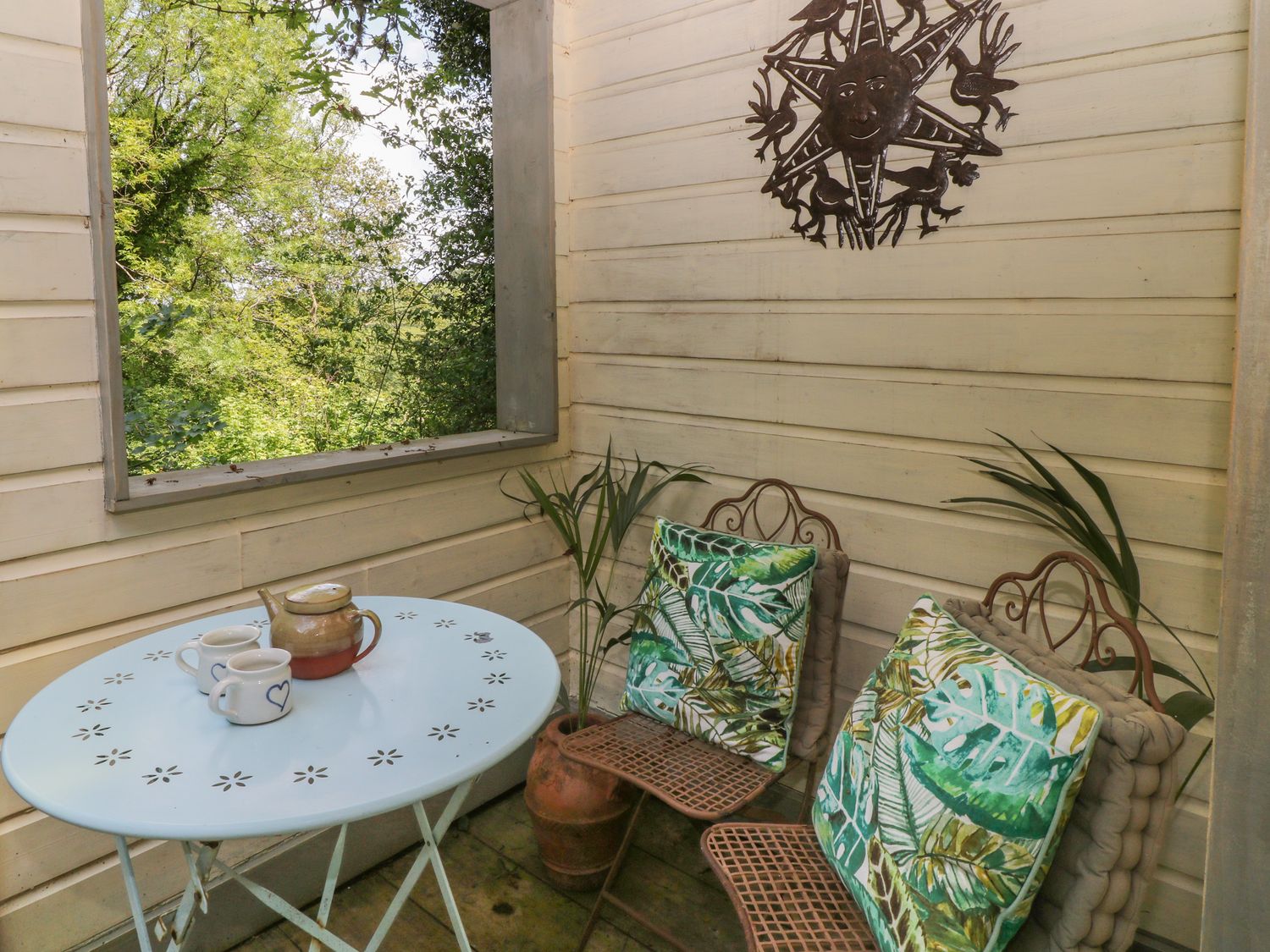 Potting Shed, Okehampton, Devon. One bedroom. Perfect for couples. Woodland setting. Shared hot tub.