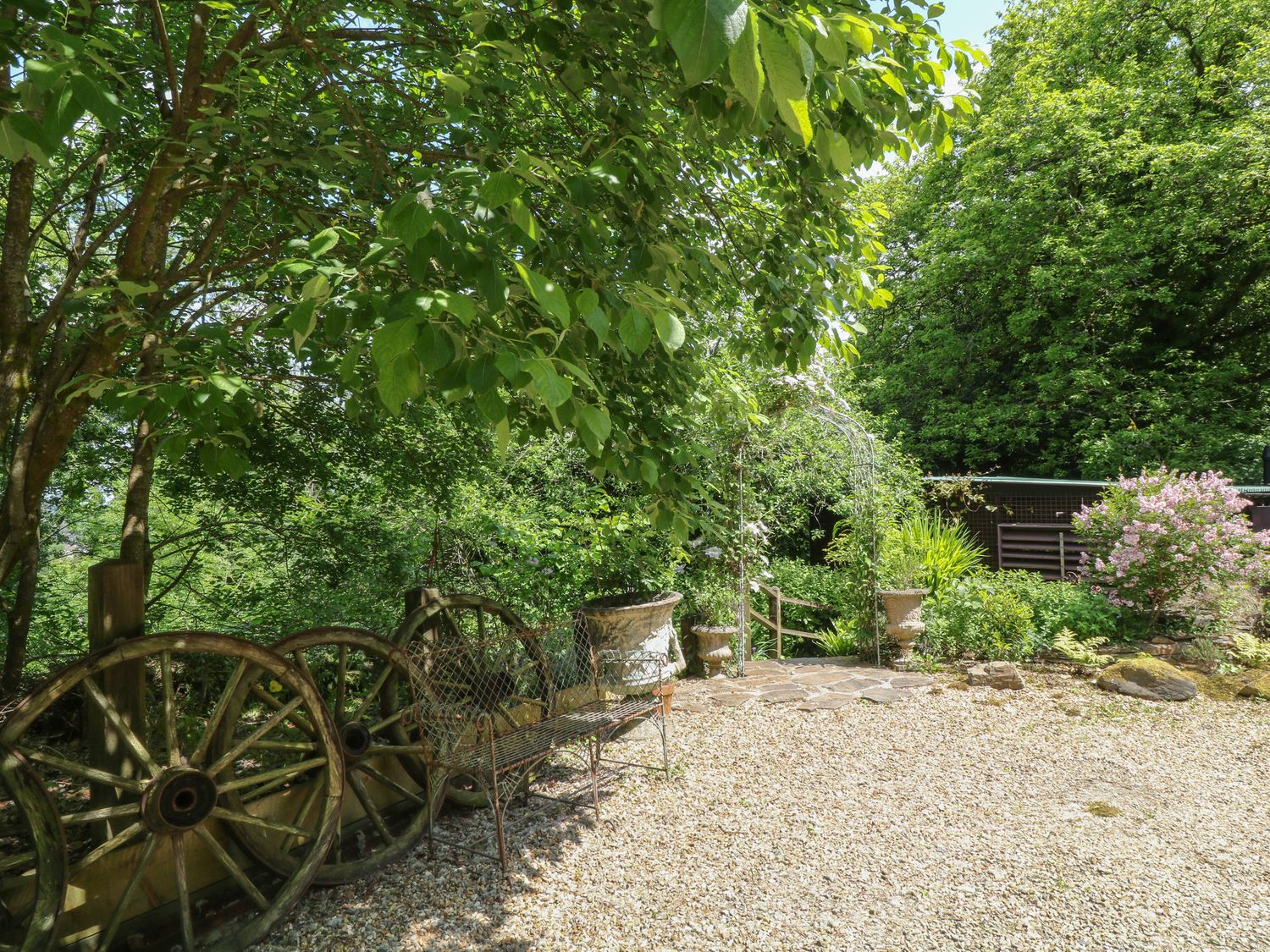 Potting Shed, Okehampton, Devon. One bedroom. Perfect for couples. Woodland setting. Shared hot tub.