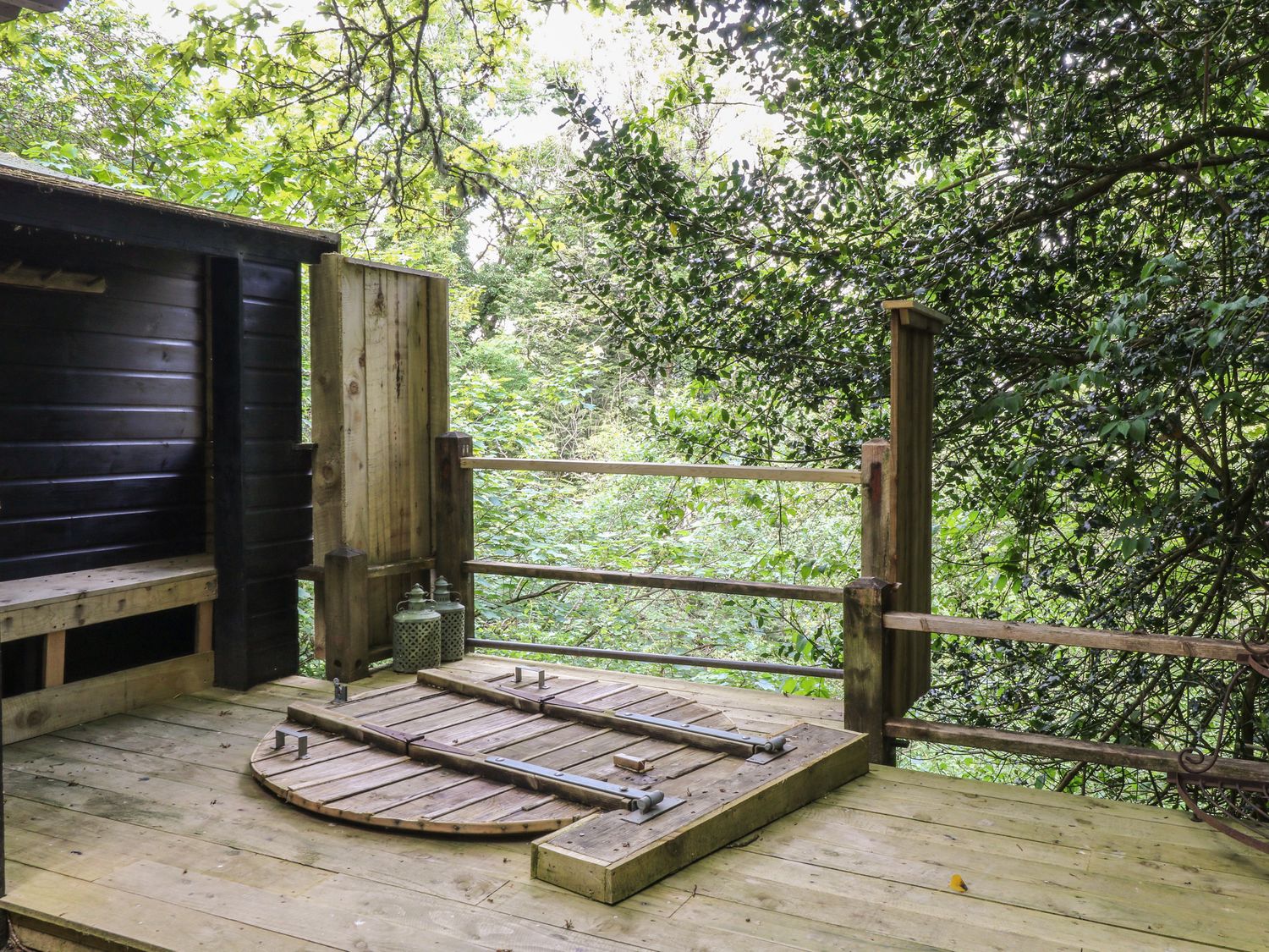 Potting Shed, Okehampton, Devon. One bedroom. Perfect for couples. Woodland setting. Shared hot tub.