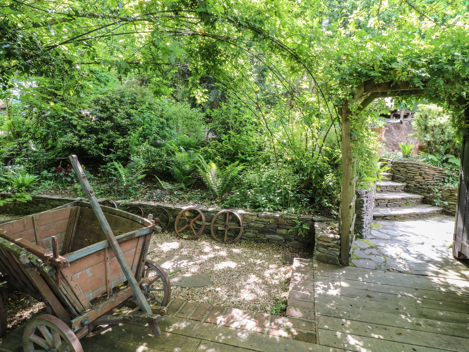 Potting Shed, Okehampton, Devon. One bedroom. Perfect for couples. Woodland setting. Shared hot tub.