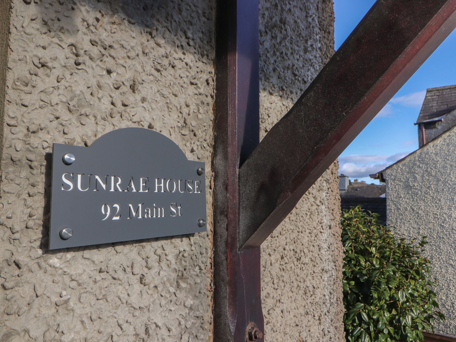 Sunrae House, is in Flookburgh, Cumbria. Near the Lake District National Park. Close to amenities.