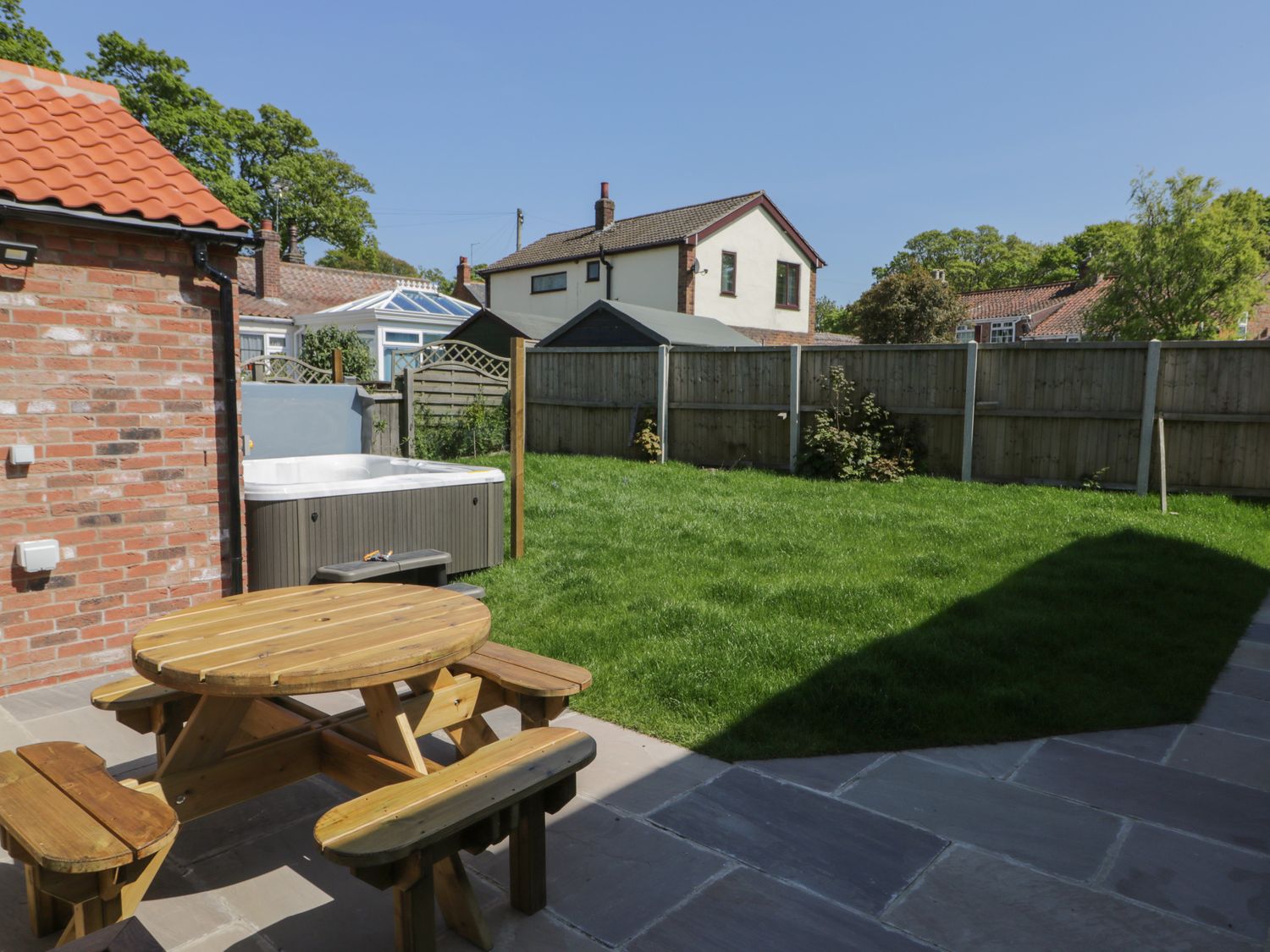 Cherry Tree Cottage, Atwick near Hornsea, East Riding of Yorkshire. Near a National Park. WiFi. Dogs