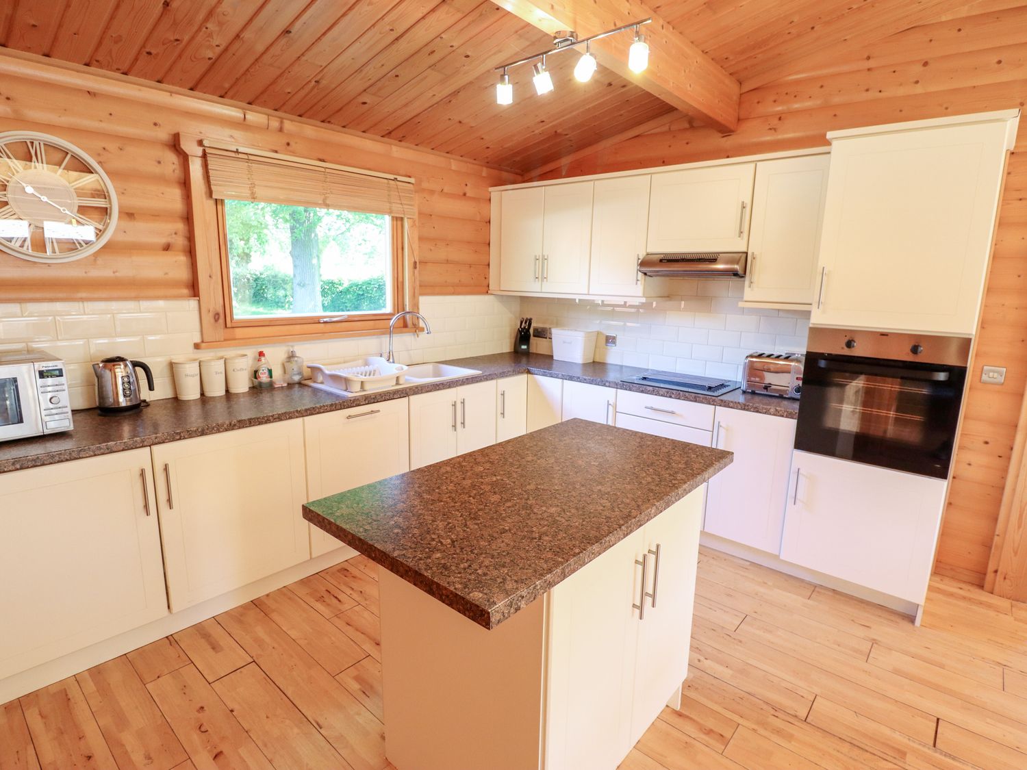 The Fairways is near Louth, in Lincolnshire. Four-bedroom lodge enjoying countryside views, in AONB.