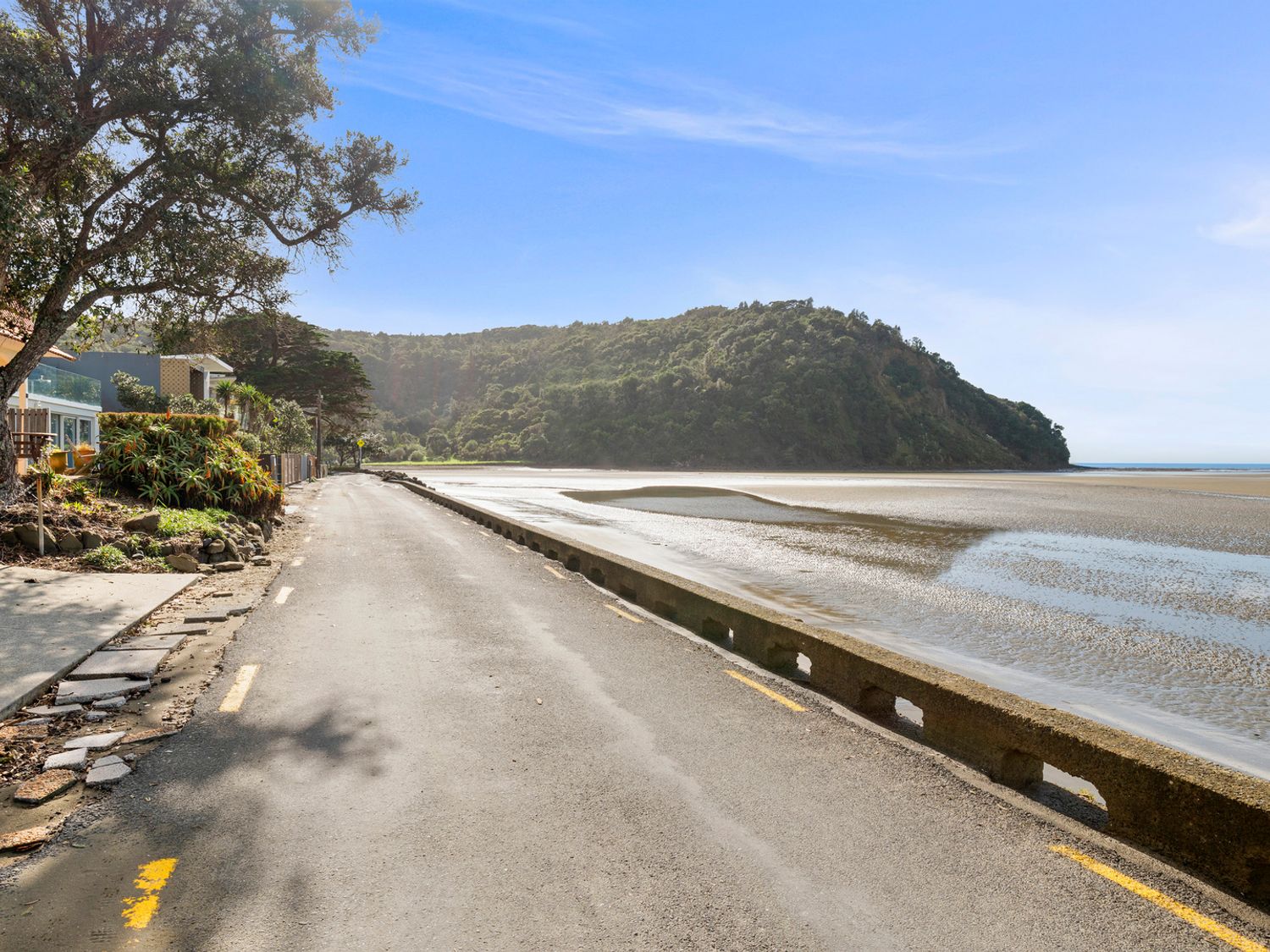 Beachside Bliss – Waiwera Beachfront Holiday Home                     photo 22