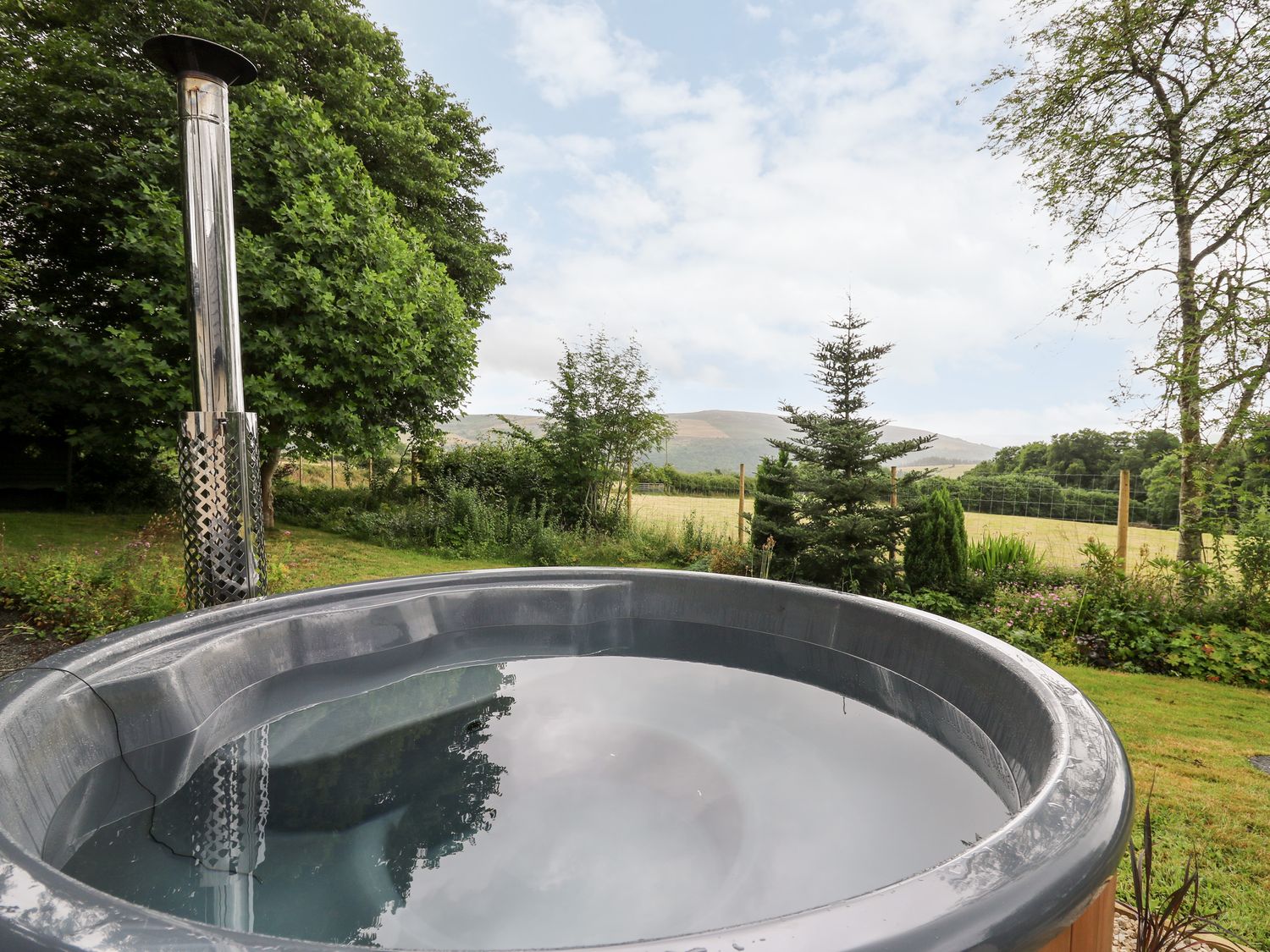 Howling Point, in Rhayader, Powys, Wales. Hot tub. 4 Smart TVs. Woodburning stove. Off-road parking.