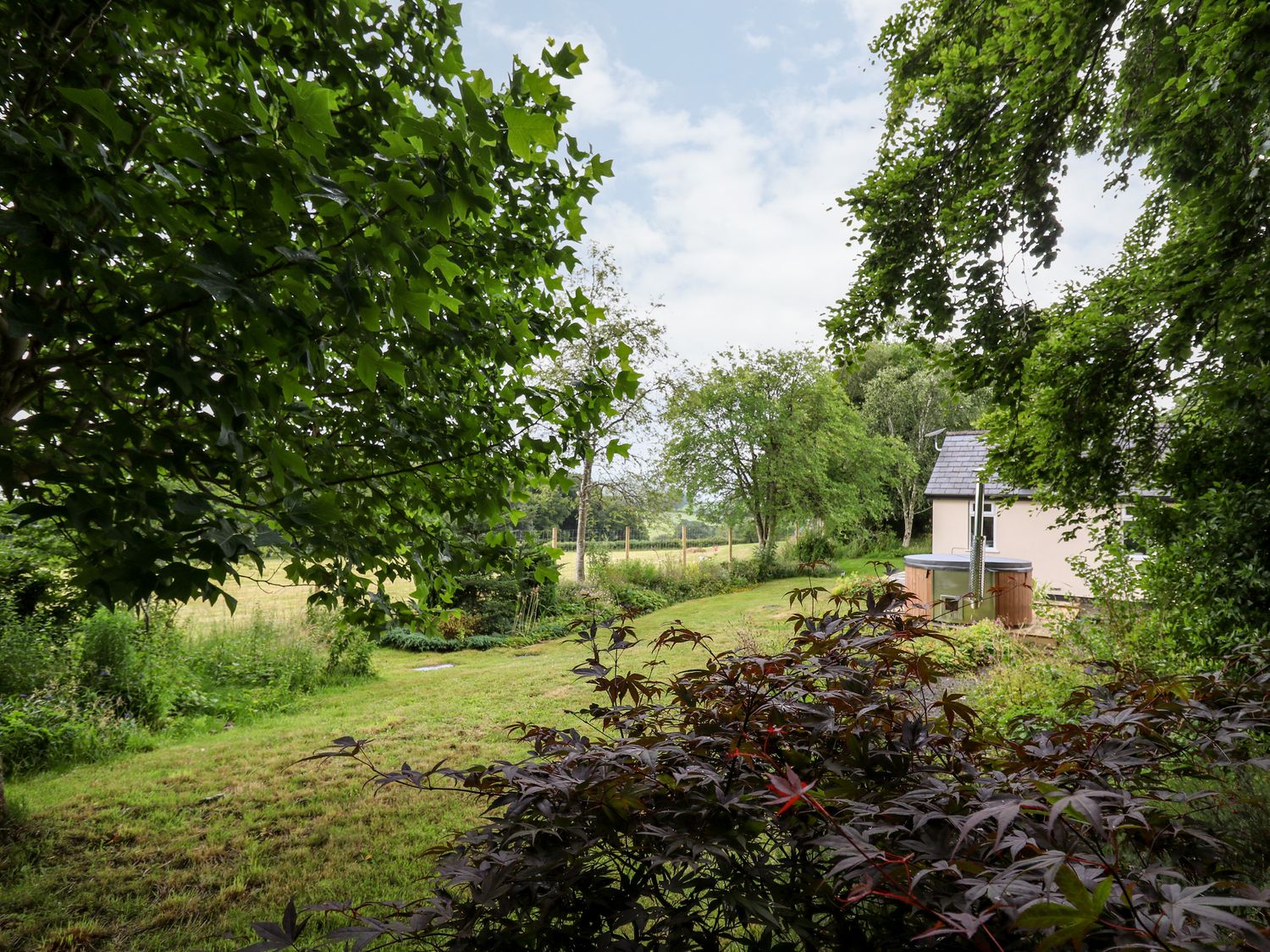 Howling Point, in Rhayader, Powys, Wales. Hot tub. 4 Smart TVs. Woodburning stove. Off-road parking.
