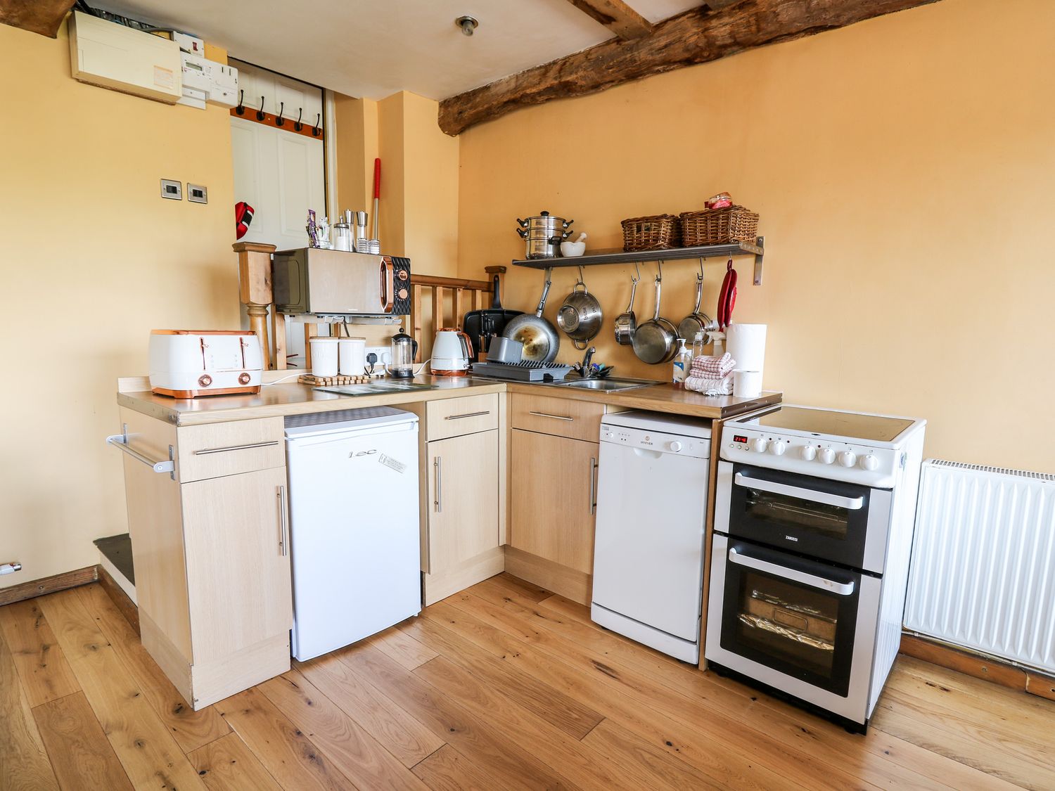 Peacock Cottage is in Talybont-on-Usk, Powys. Three-bedroom home with rural views and hot tub. Pets.