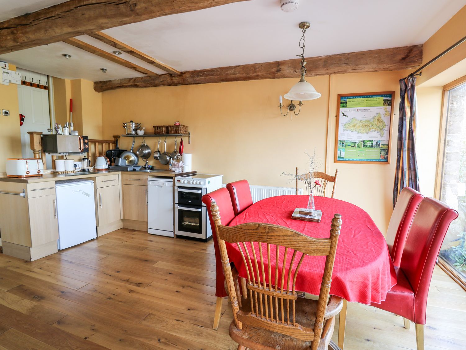 Peacock Cottage is in Talybont-on-Usk, Powys. Three-bedroom home with rural views and hot tub. Pets.