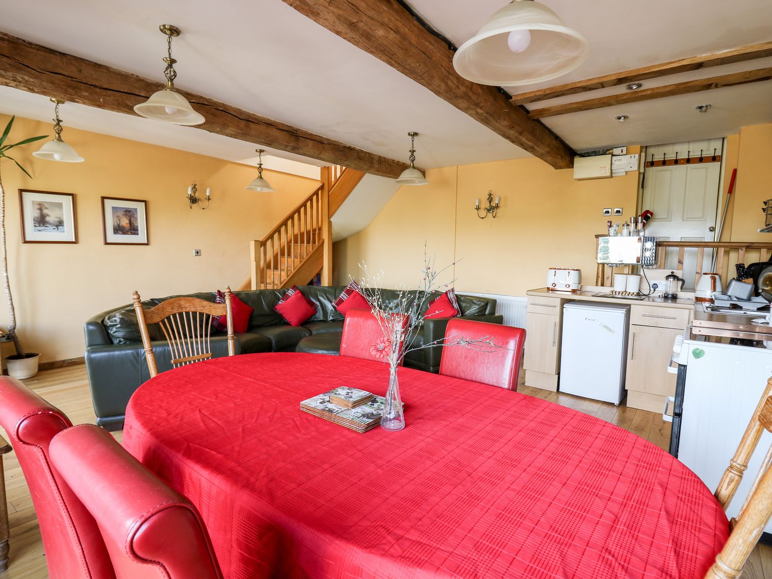 Peacock Cottage is in Talybont-on-Usk, Powys. Three-bedroom home with rural views and hot tub. Pets.