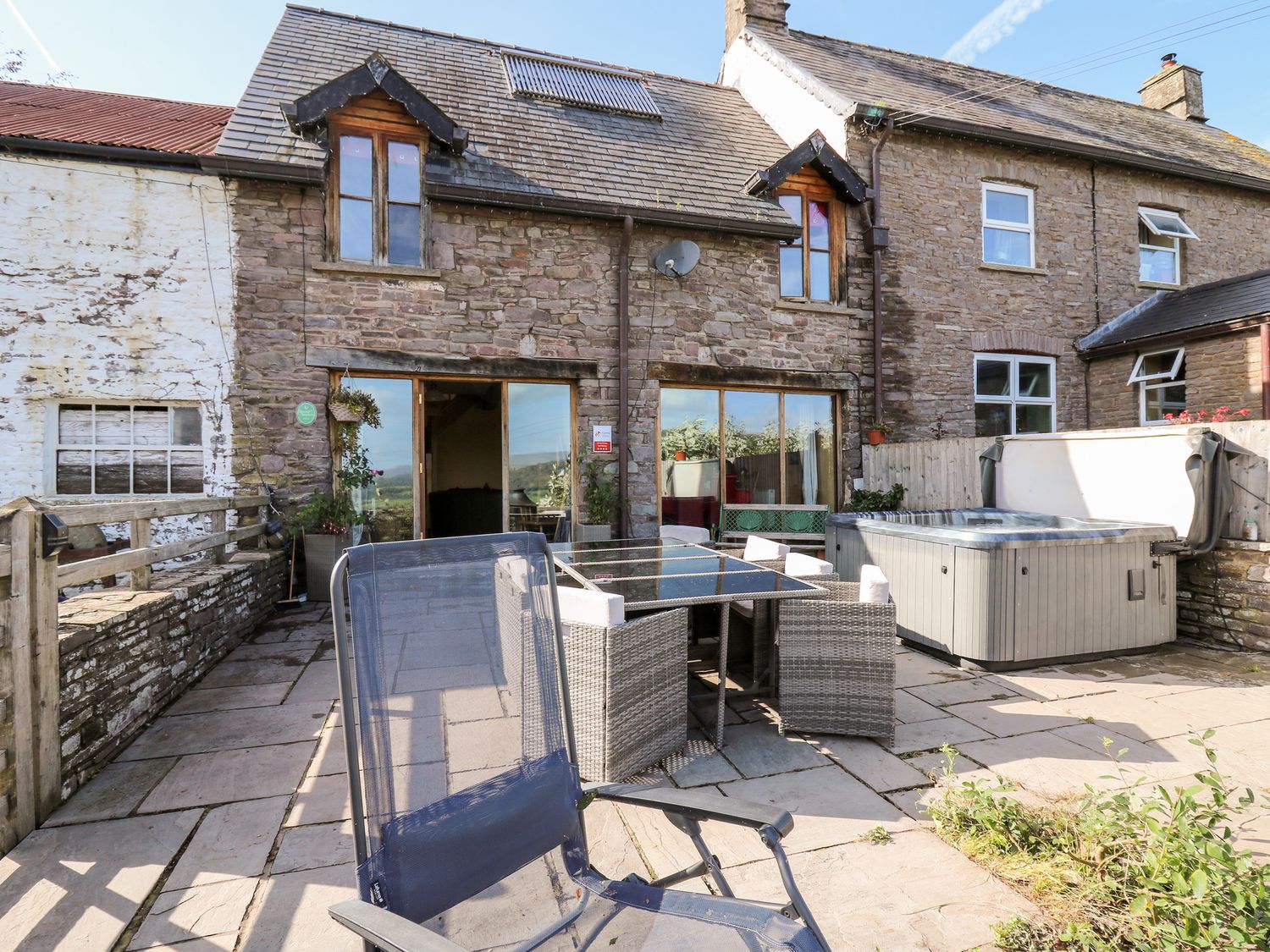 Peacock Cottage is in Talybont-on-Usk, Powys. Three-bedroom home with rural views and hot tub. Pets.