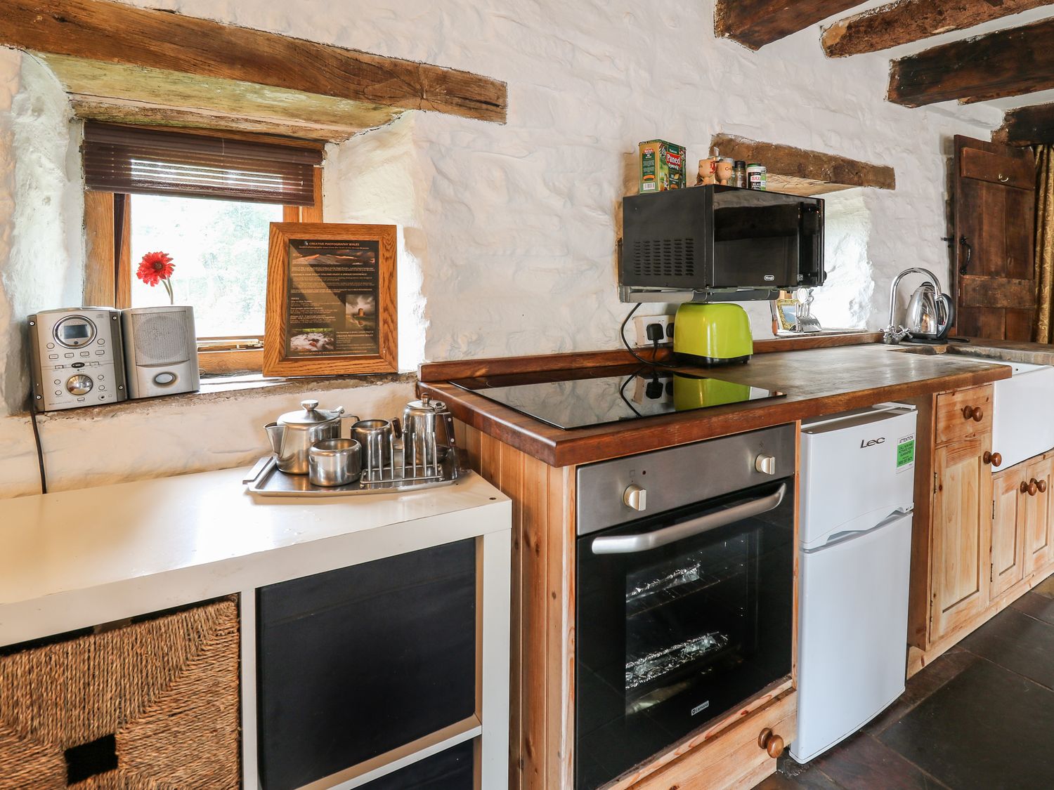 Ty Fferm Hen, Talybont-on-Usk, Brecknockshire. One bedroom. Rustic & character features. Woodburner.