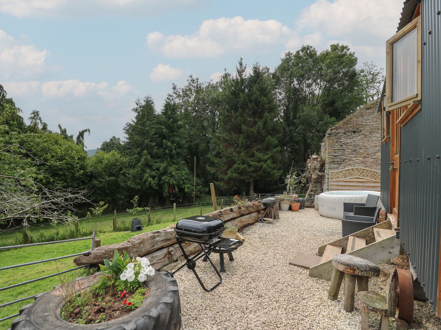 Ty Olwyn Bach, Tal-Y-Bont-On-Usk, Brecknockshire. Open-plan. Pull-out double bed. Ideal for two. TV.