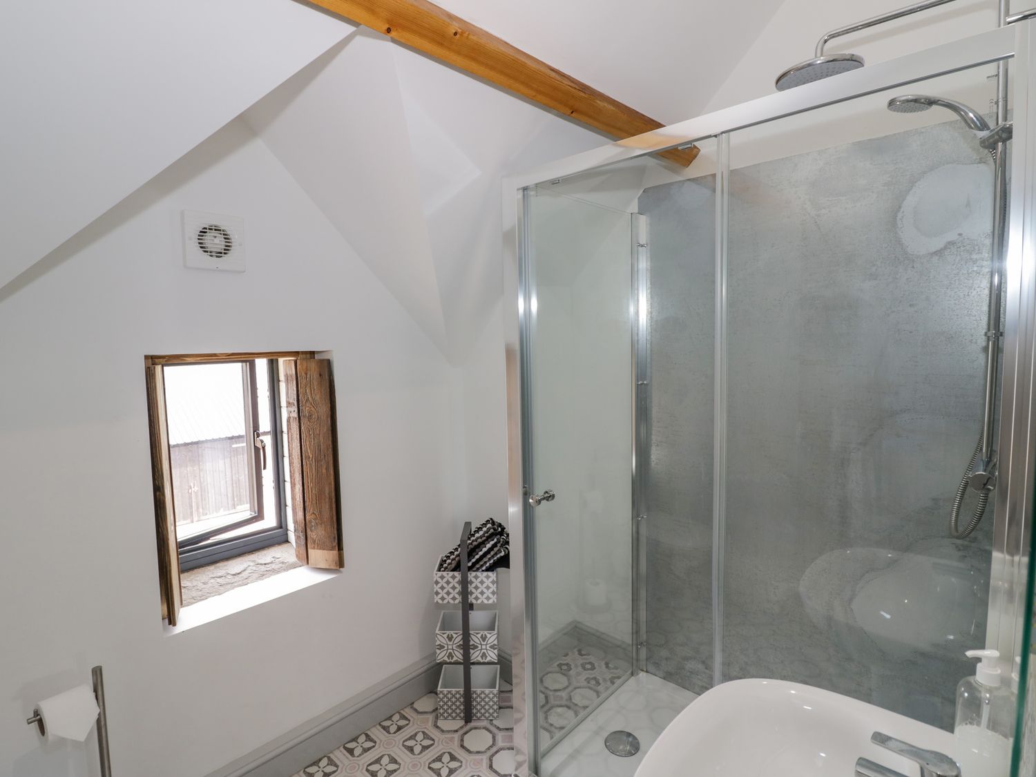 The Cart Arms, Huntley, Gloucestershire. Barn conversion. Contemporary. Wood-fired hot tub. Two pets