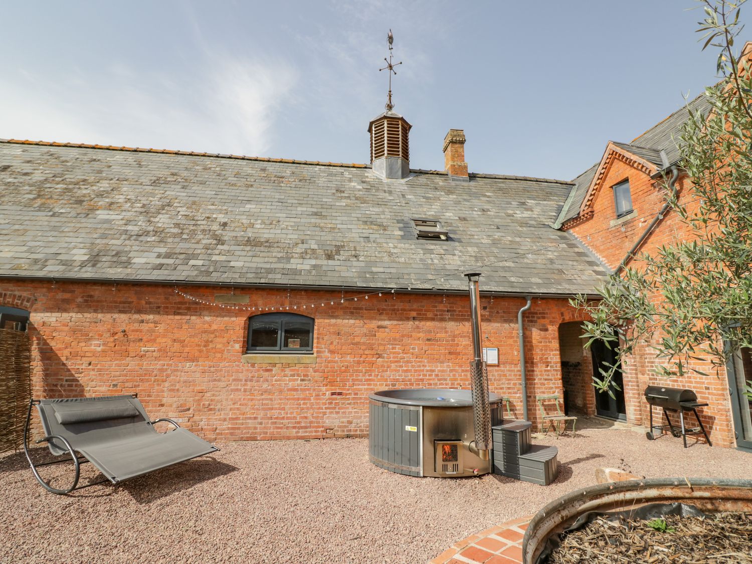 The Cart Arms, Huntley, Gloucestershire. Barn conversion. Contemporary. Wood-fired hot tub. Two pets
