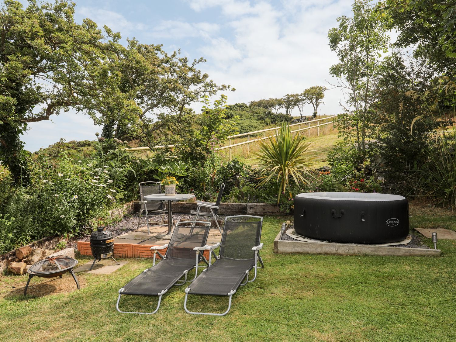 Shepherd’s Stone, Llanfairynghornwy, Llanfaethlu, Anglesey. Hot tub. Enclosed garden. Barbecue. WiFi