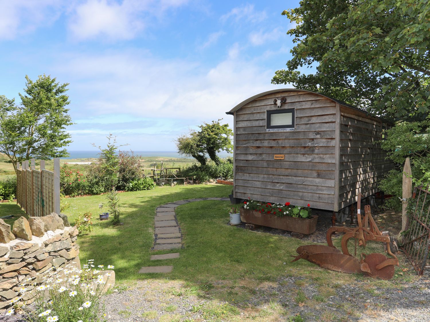 Shepherd’s Stone, Llanfairynghornwy, Llanfaethlu, Anglesey. Hot tub. Enclosed garden. Barbecue. WiFi