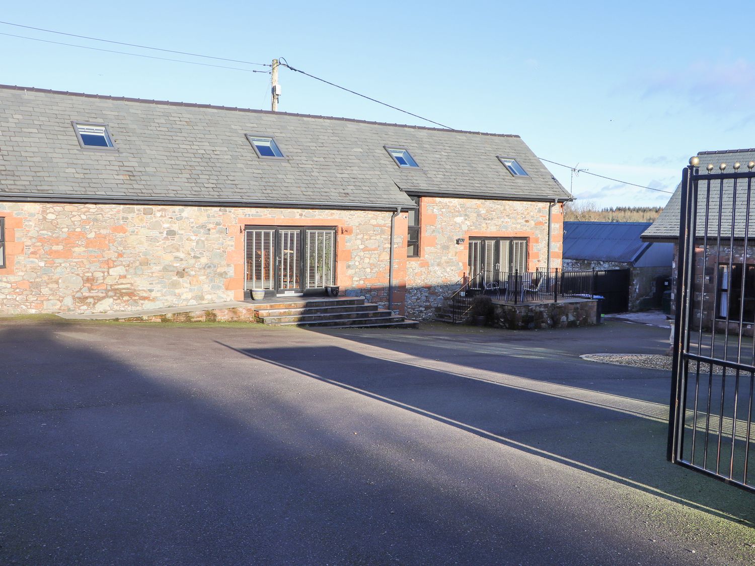 The Steading nr Dumfries, Dumfries and Galloway. Hot tub. Smart TV. Pet-friendly. Open plan. Cinema.