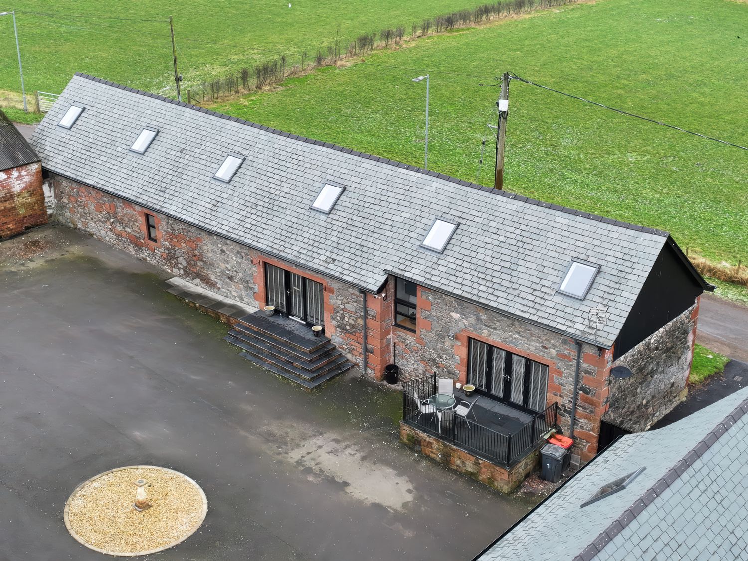 The Steading nr Dumfries, Dumfries and Galloway. Hot tub. Smart TV. Pet-friendly. Open plan. Cinema.