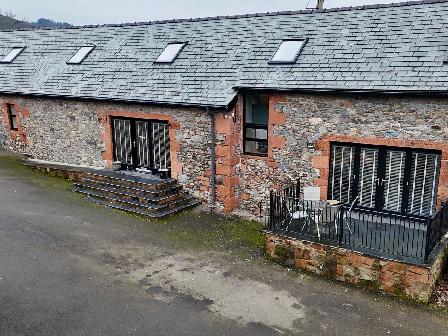 The Steading nr Dumfries, Dumfries and Galloway. Hot tub. Smart TV. Pet-friendly. Open plan. Cinema.